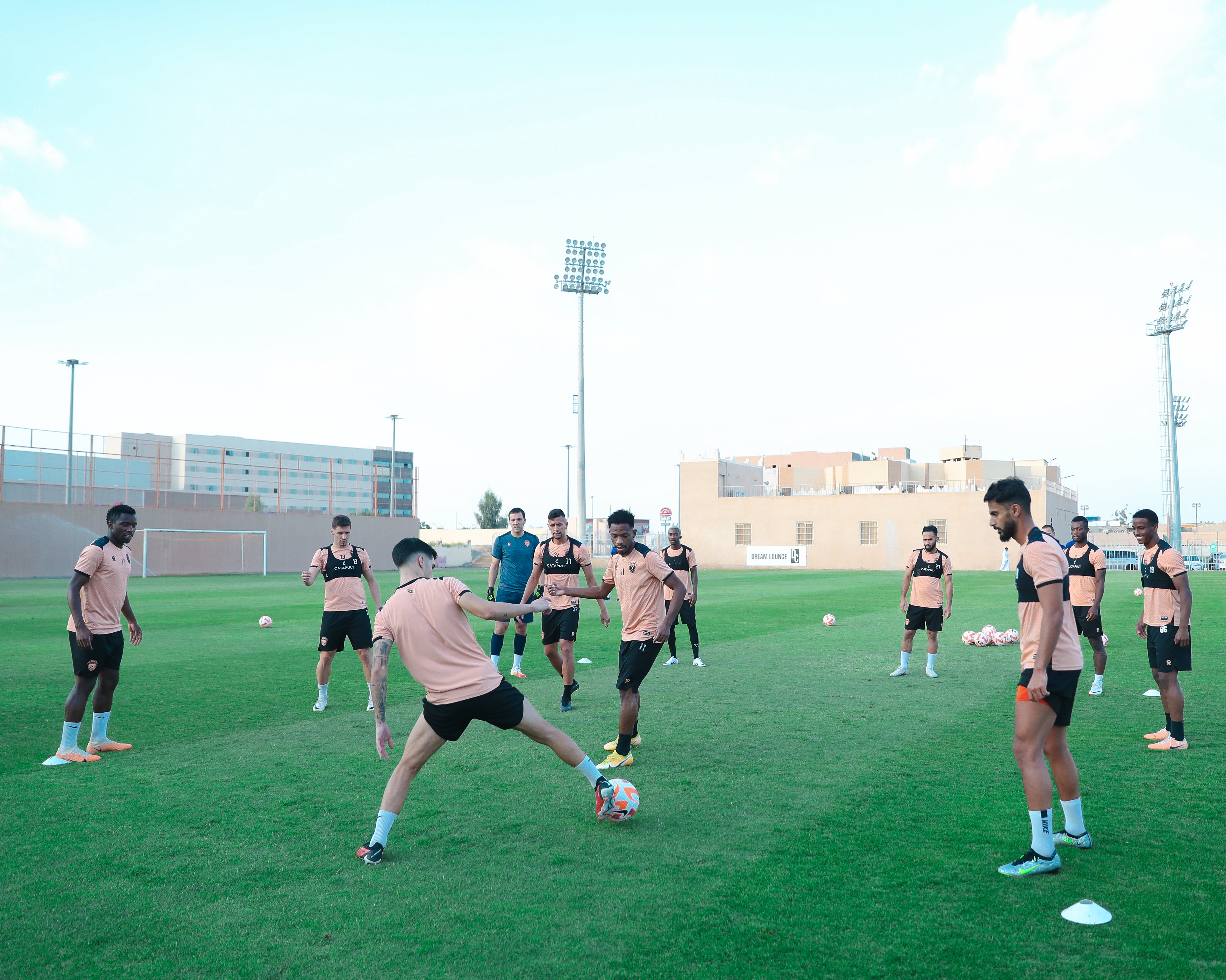 الفيحاء ينهي تحضيراته لمواجهة النصر، وبعثة الفريق تغادر إلى الرياض