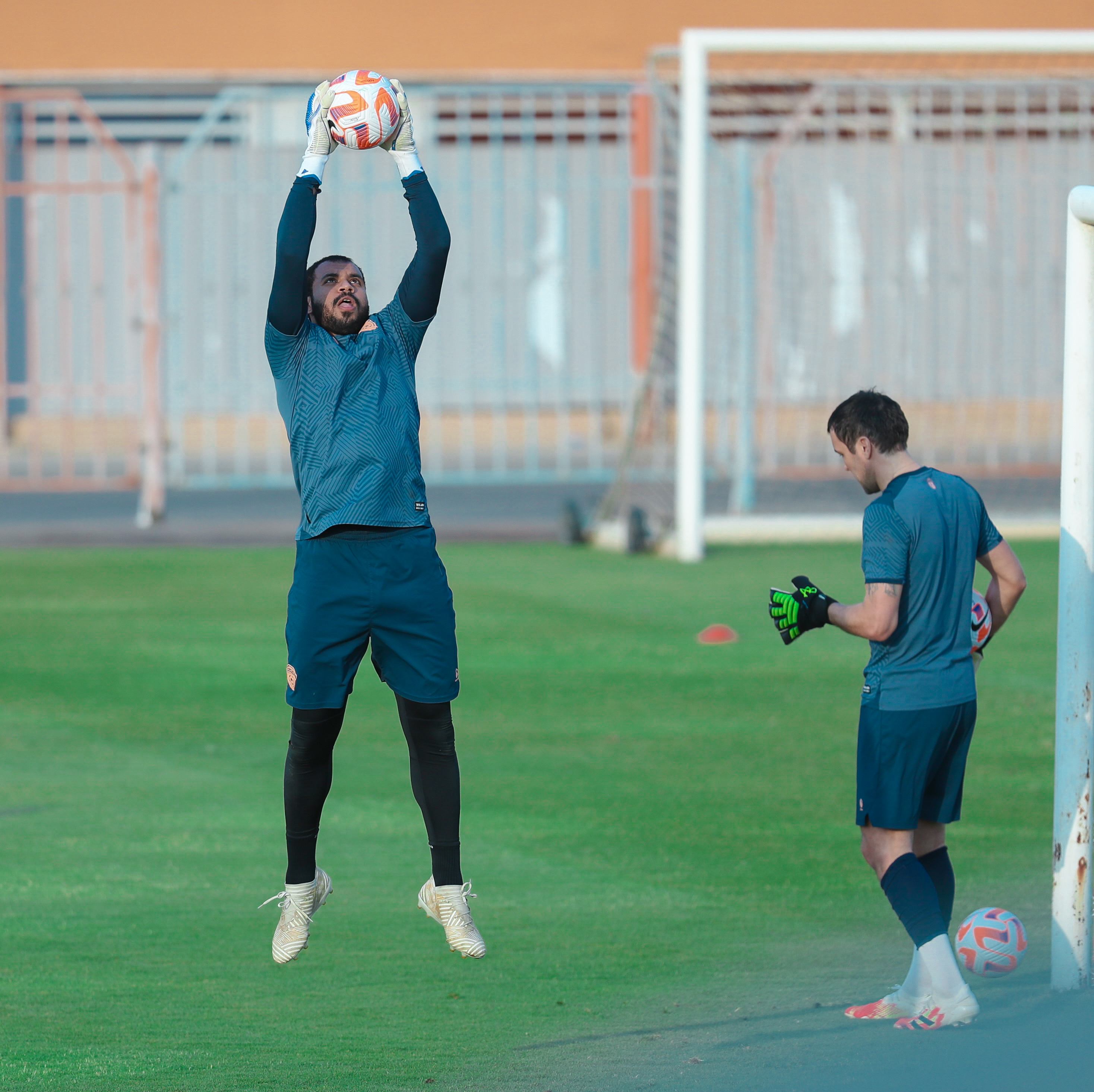 الفيحاء ينهي تحضيراته لمواجهة النصر، وبعثة الفريق تغادر إلى الرياض