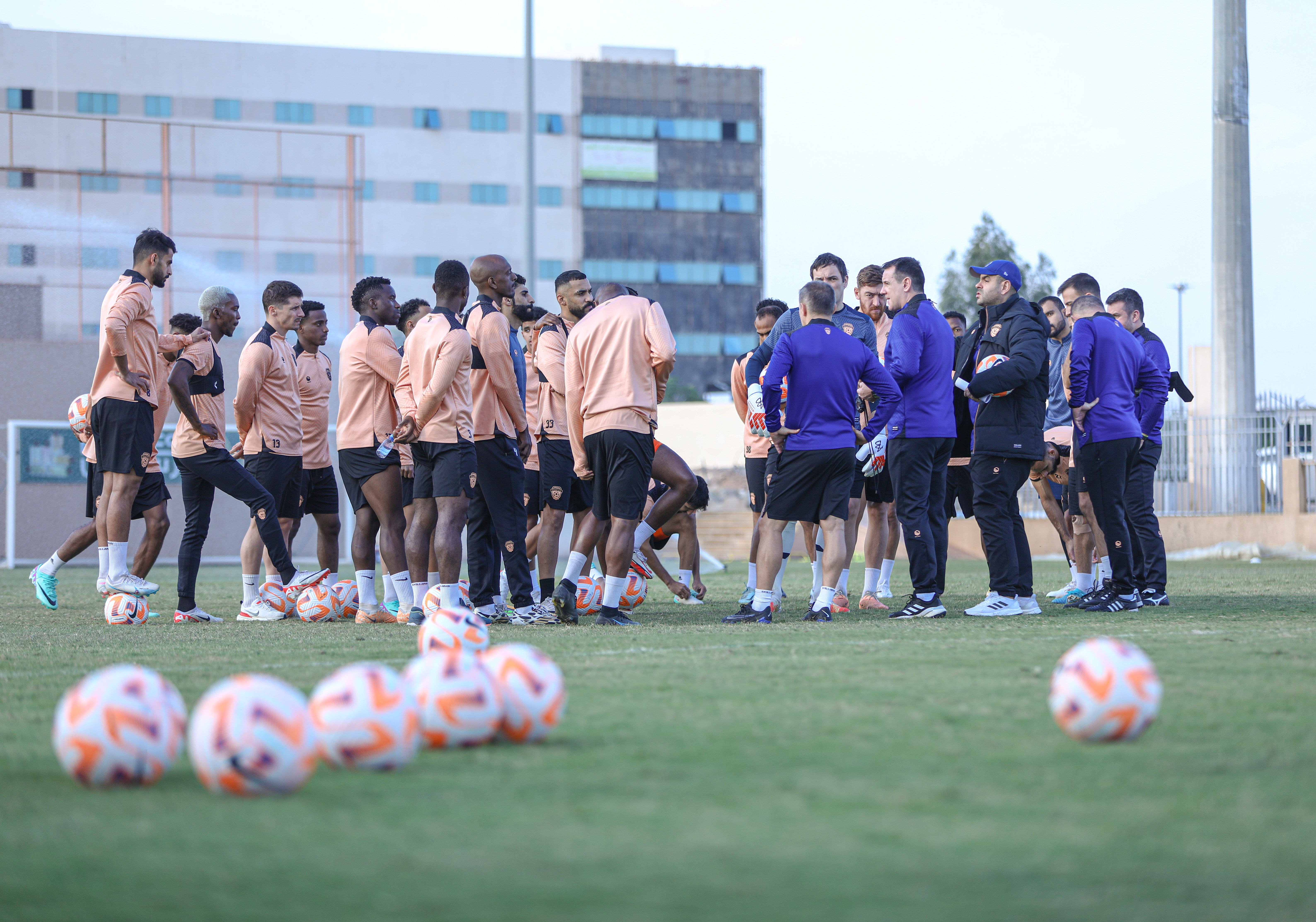 الفيحاء‬ ينهي تحضيراته لمواجهة ‫الهلال‬ ، وبعثة الفريق تغادر إلى الرياض.