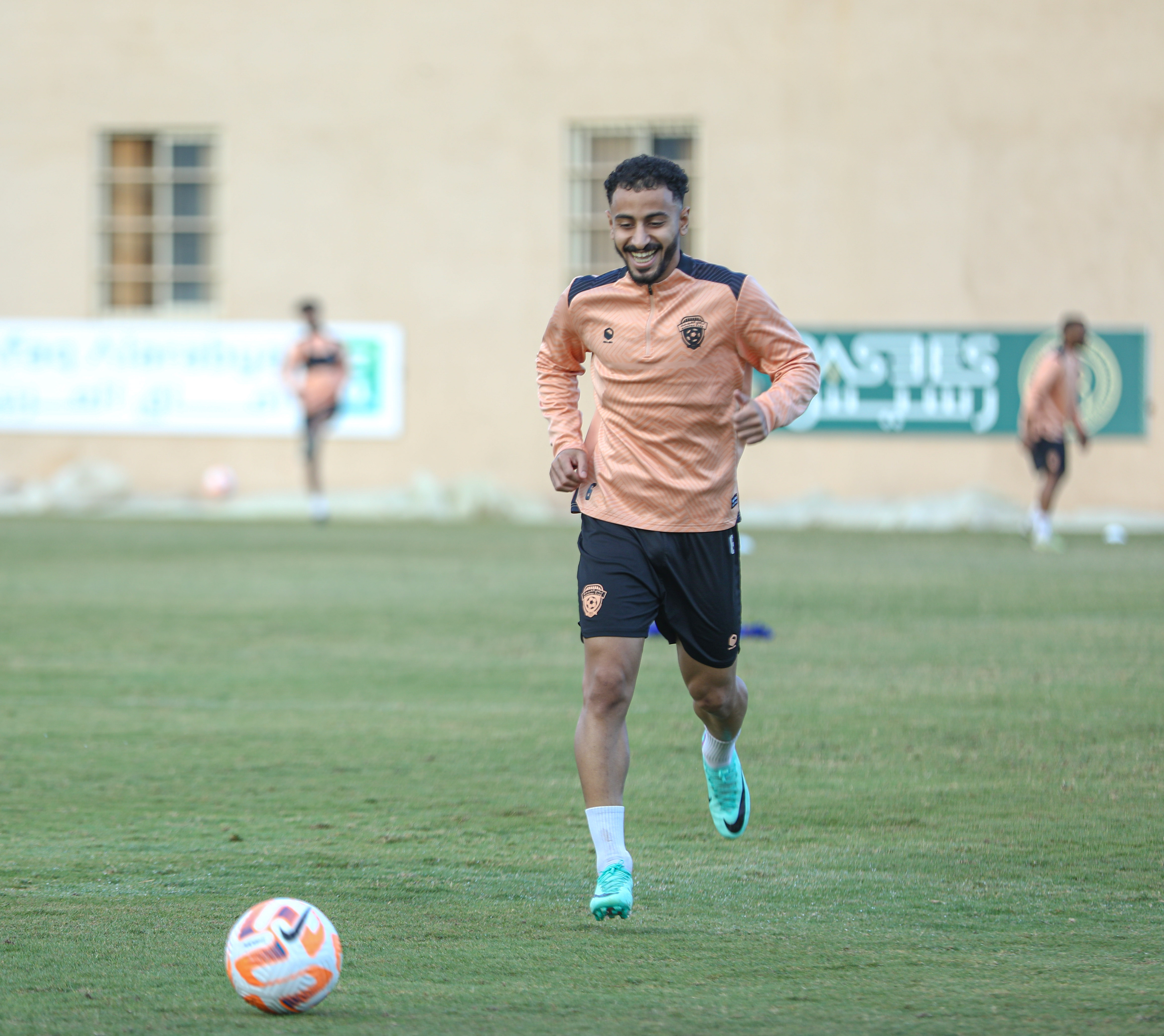 الفيحاء‬ ينهي تحضيراته لمواجهة ‫الهلال‬ ، وبعثة الفريق تغادر إلى الرياض.