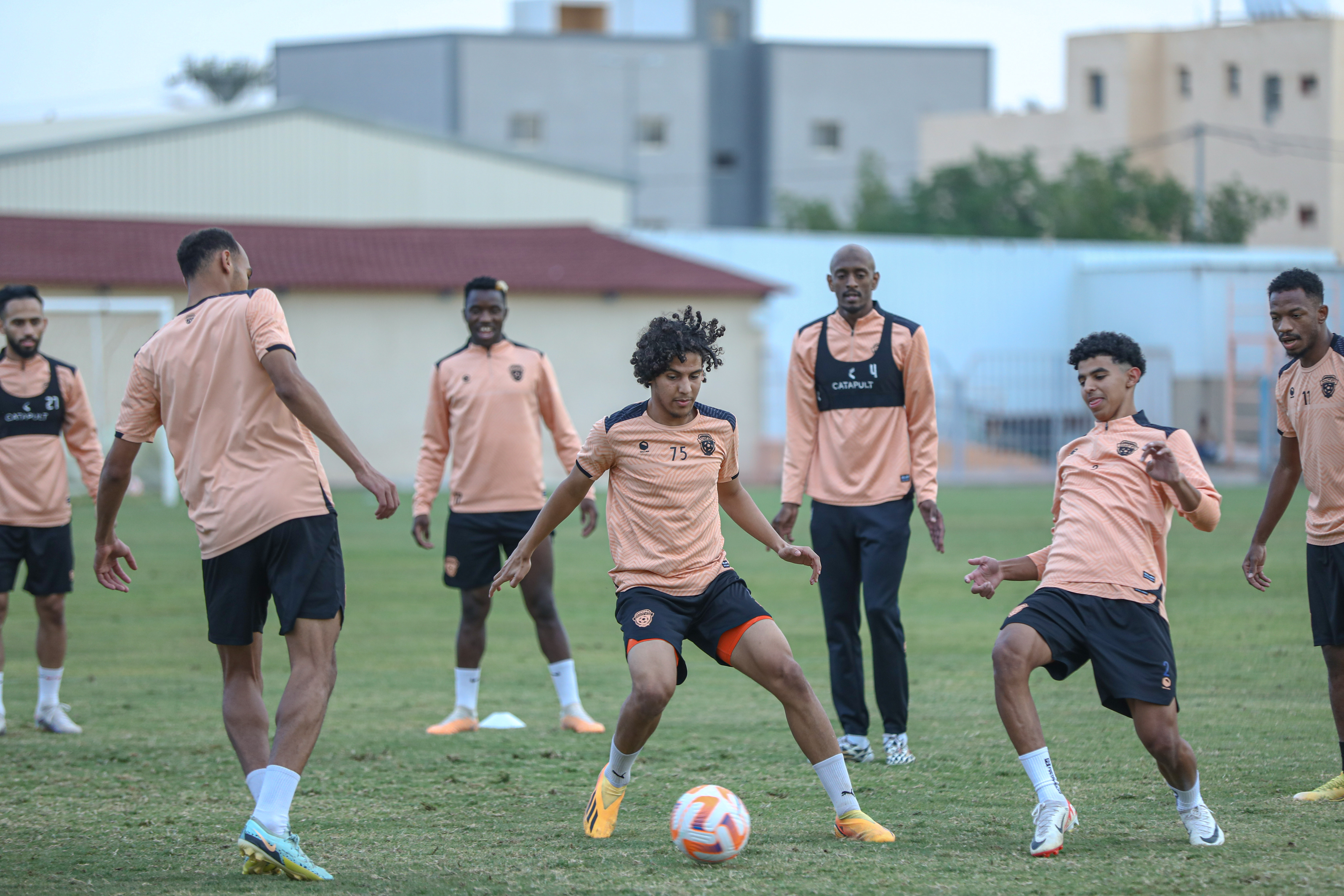 الفيحاء‬ ينهي تحضيراته لمواجهة ‫الهلال‬ ، وبعثة الفريق تغادر إلى الرياض.