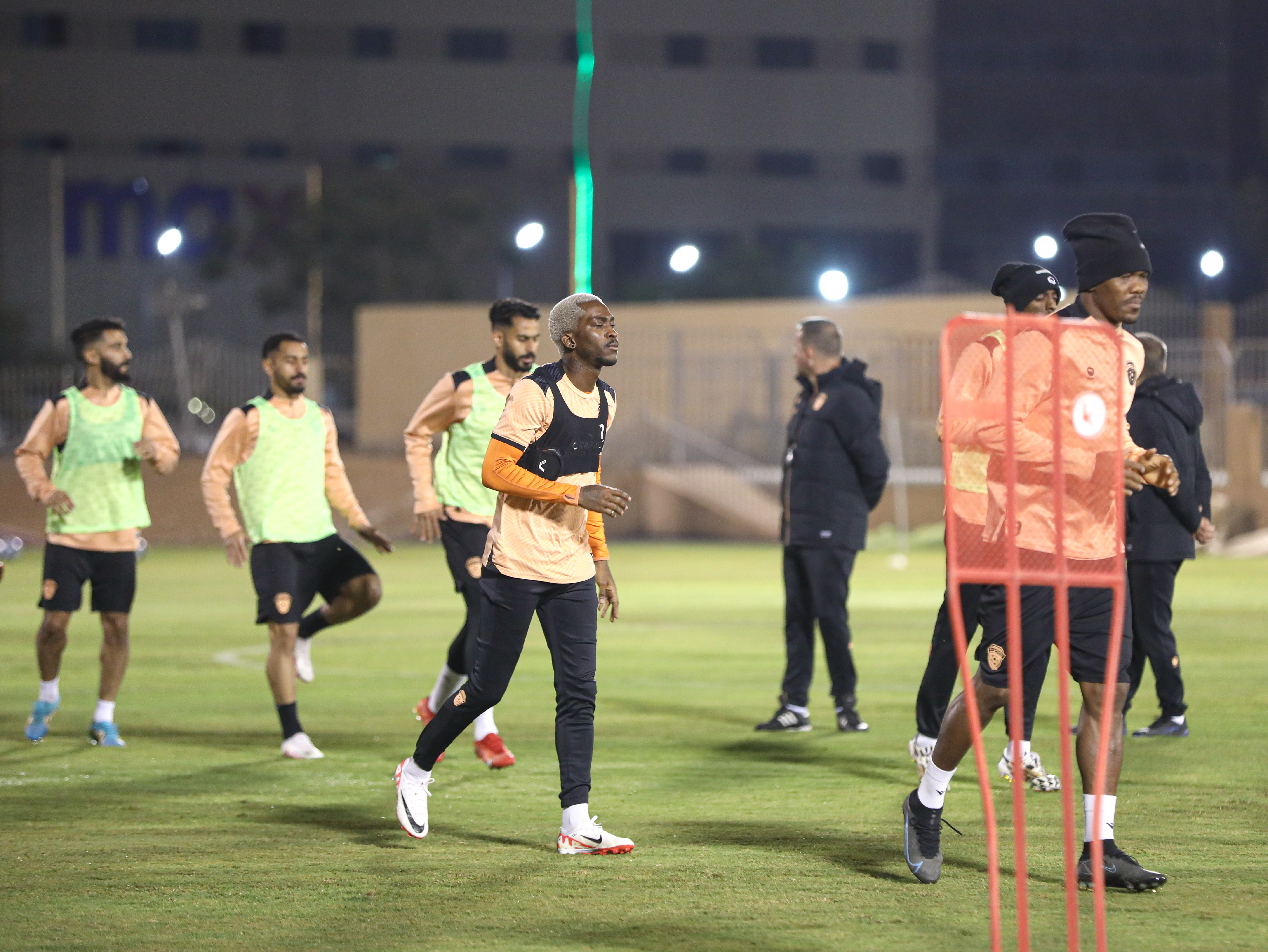 الفيحاء يواصل تدريباته اليومية على ملعب معالي الشيخ عبدالعزيز التويجري بالنادي