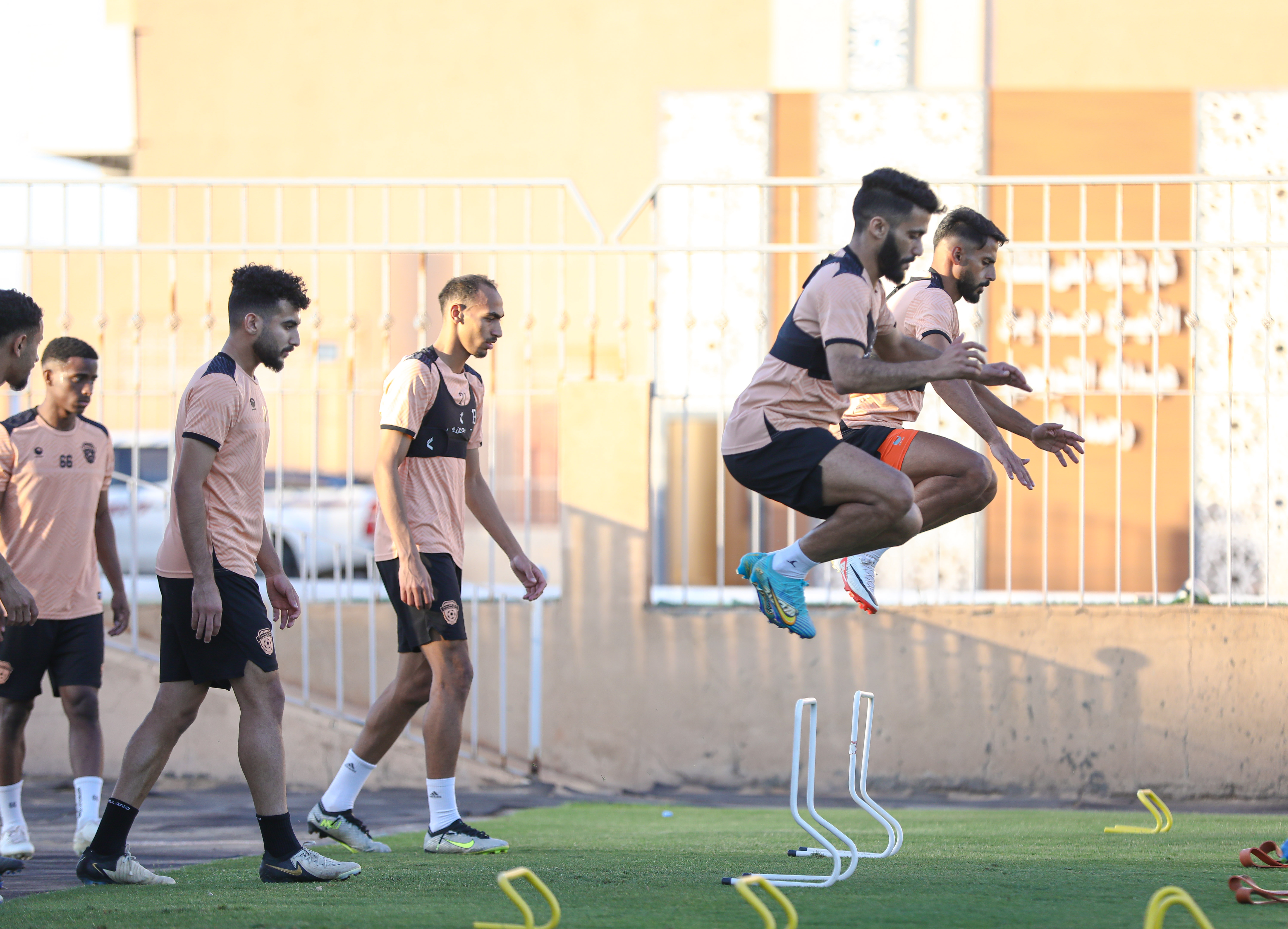 الفيحاء ينهي تحضيراته لمواجهة النصر، وبعثة الفريق تغادر إلى الرياض