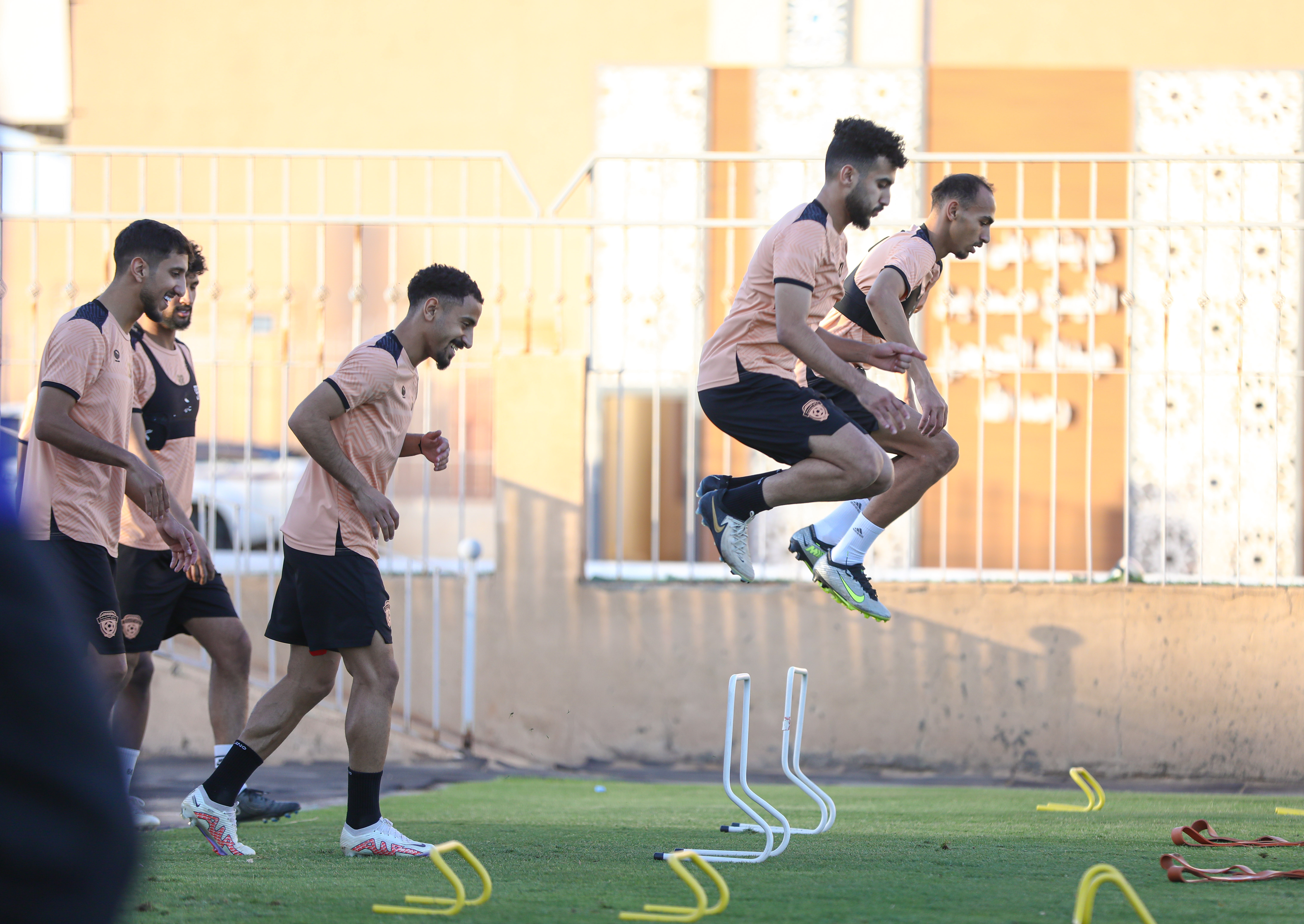 الفيحاء ينهي تحضيراته لمواجهة النصر، وبعثة الفريق تغادر إلى الرياض