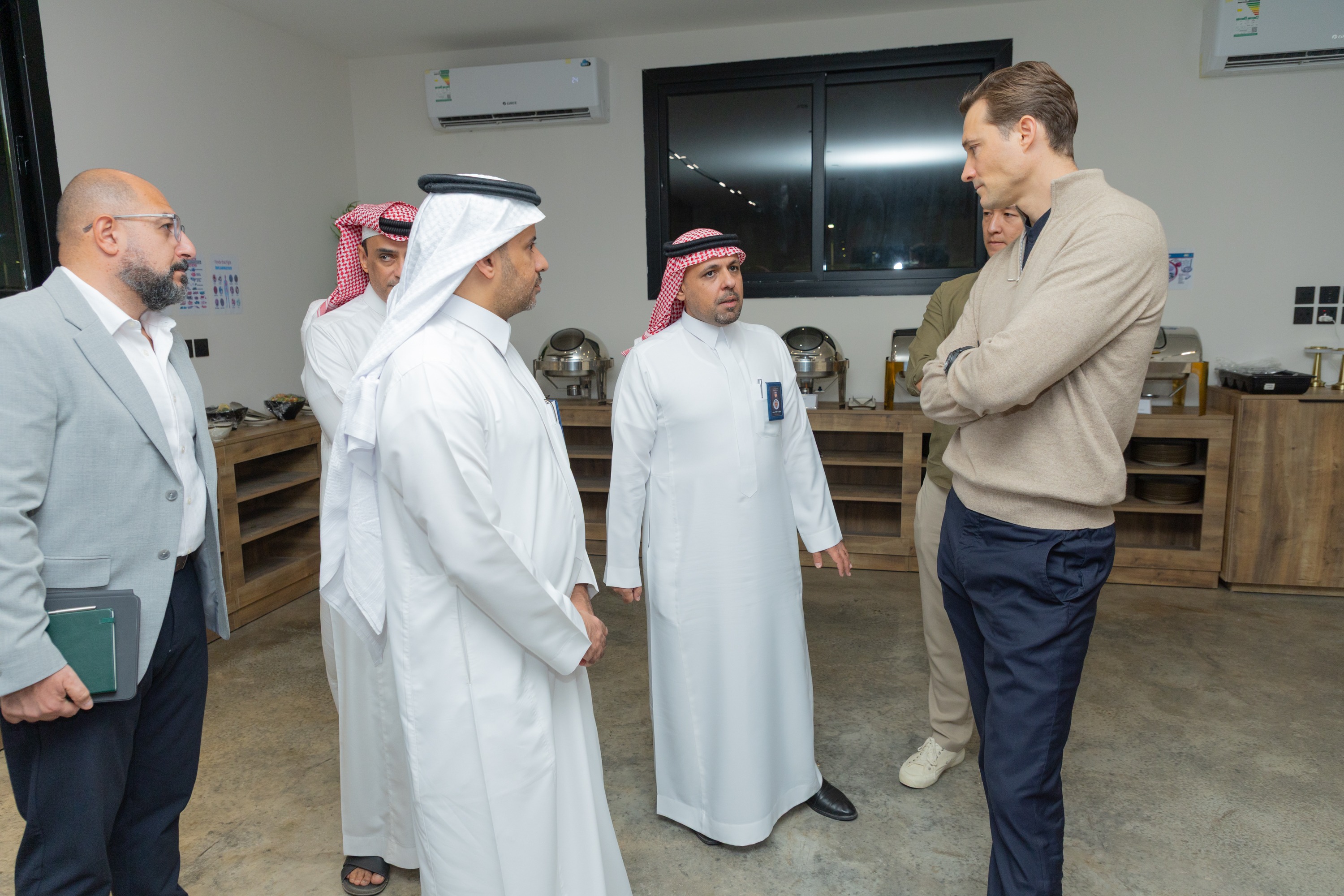 السيد بن هاربورغ مالك نادي الخلود يزور الفيحاء