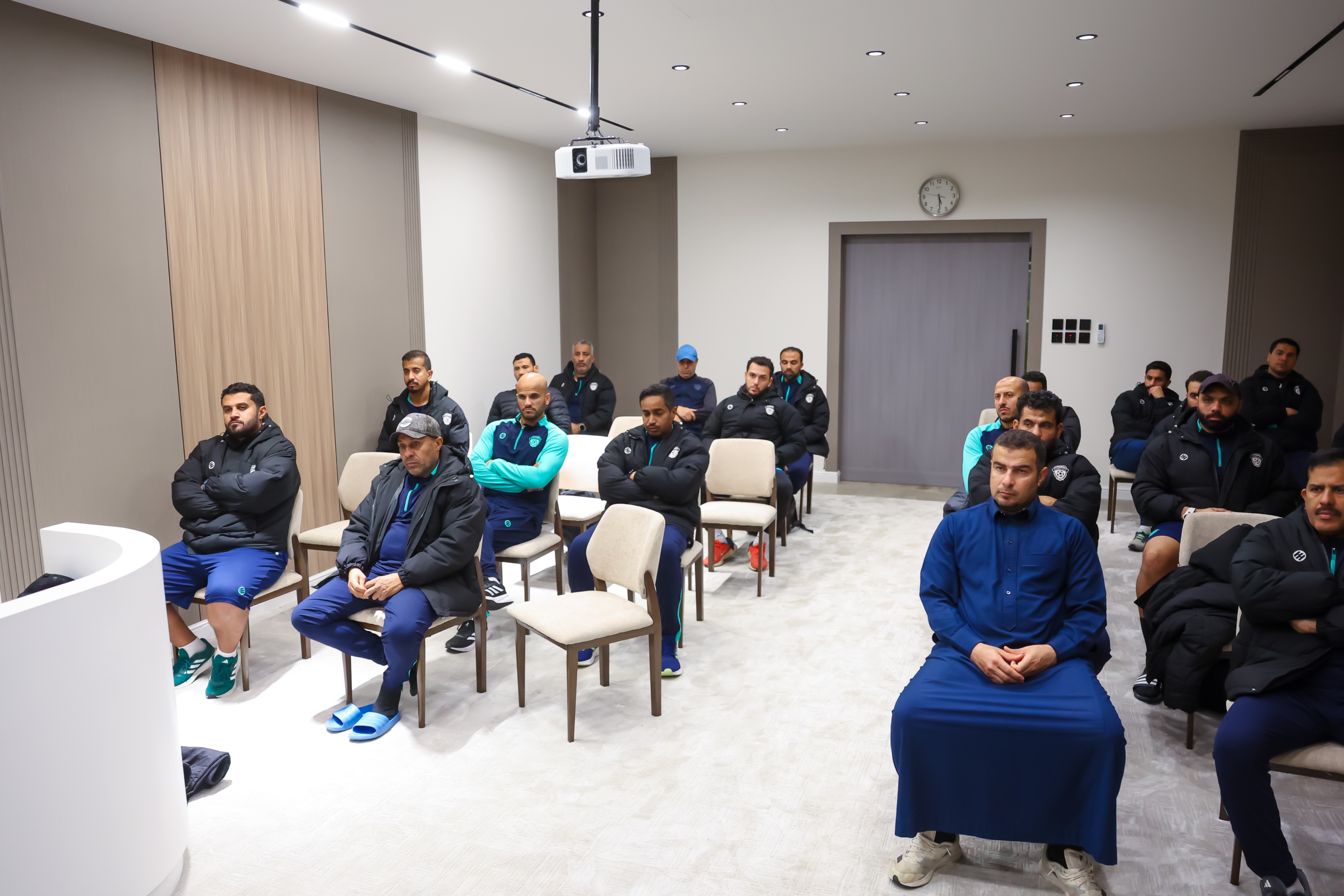 المدير التنفيذي لكرة القدم يعقد اجتماعًا دوريًا مع ممثلي الفئات السنية في نادي الفيحاء