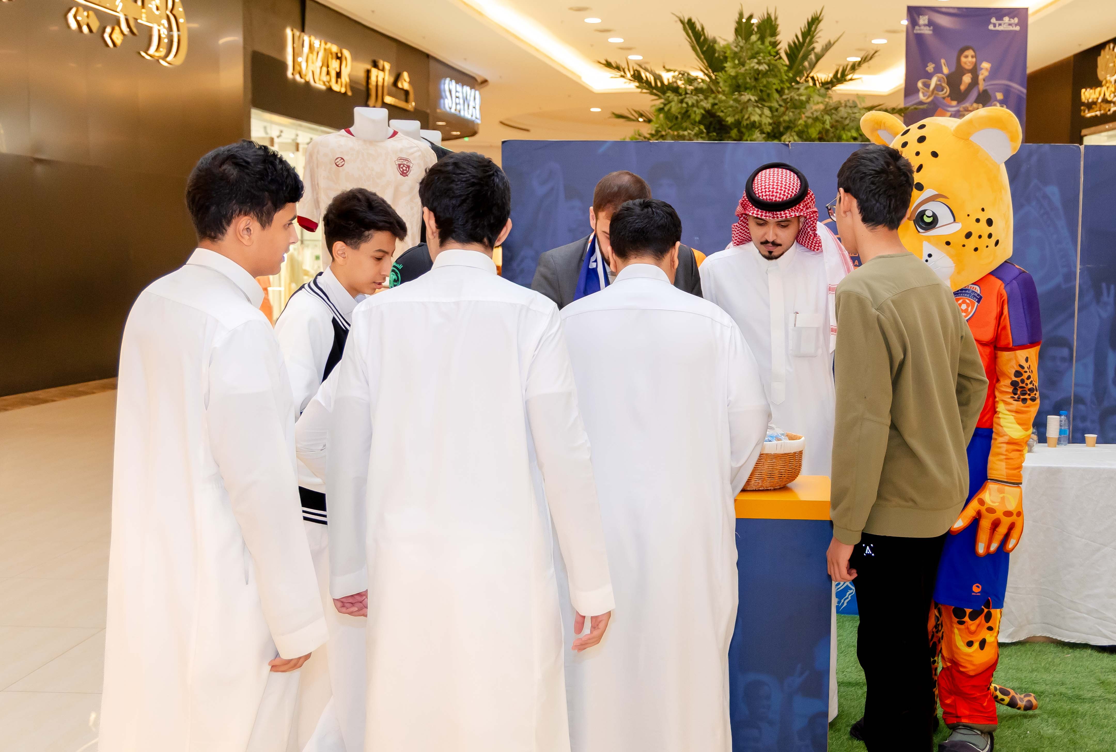 الفيحاء يقيم ركن خاص في كرم مول لتوزيع تذاكر مباراة الفيحاء و الاخدود