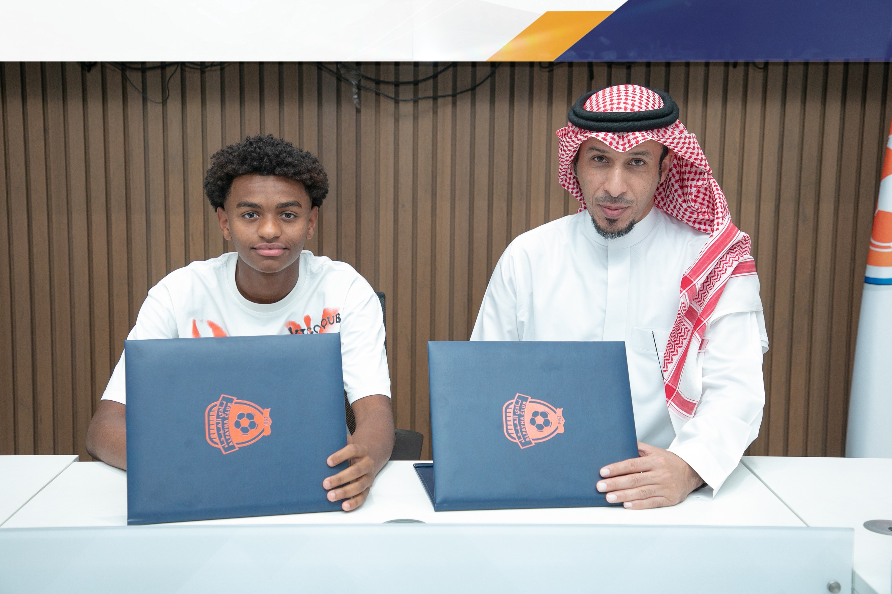 الفيحاء يوقع عقداً احترافياً مع اللاعب اللاعب حميد هزازي "17 سنة" لمدة سنتين .