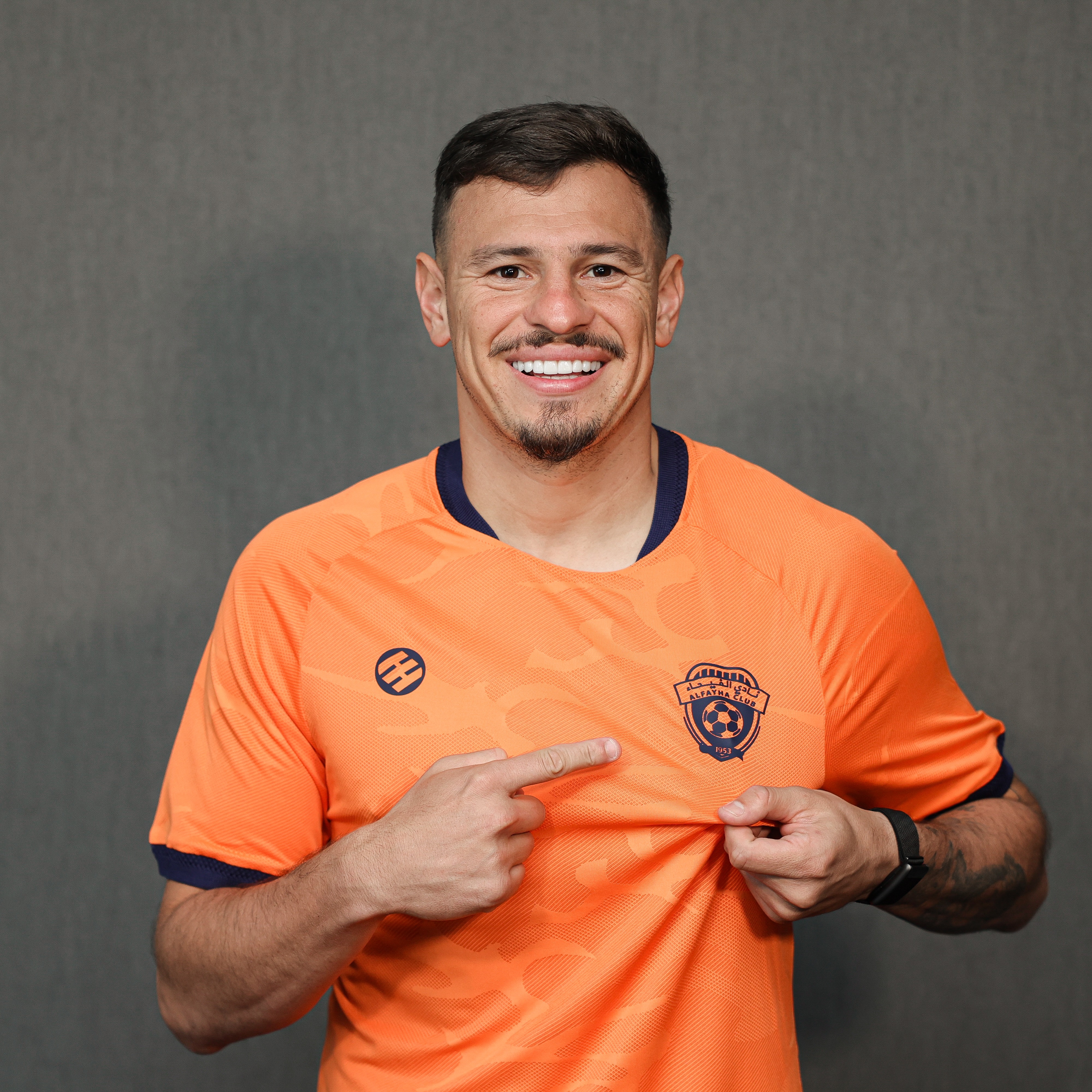 البرازيلي هوغو مورا فيحاوي حتى 2028