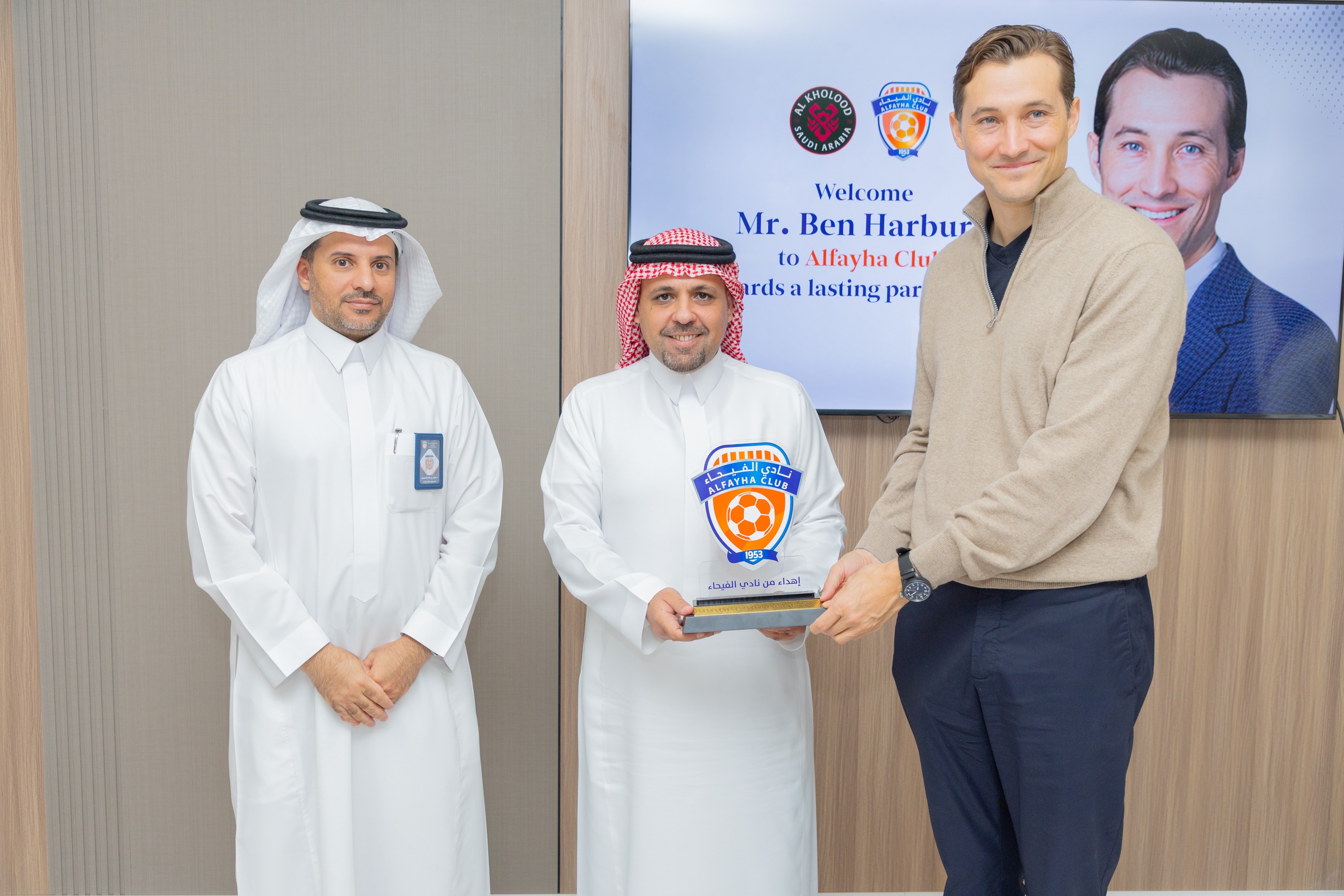 السيد بن هاربورغ مالك نادي الخلود يزور الفيحاء