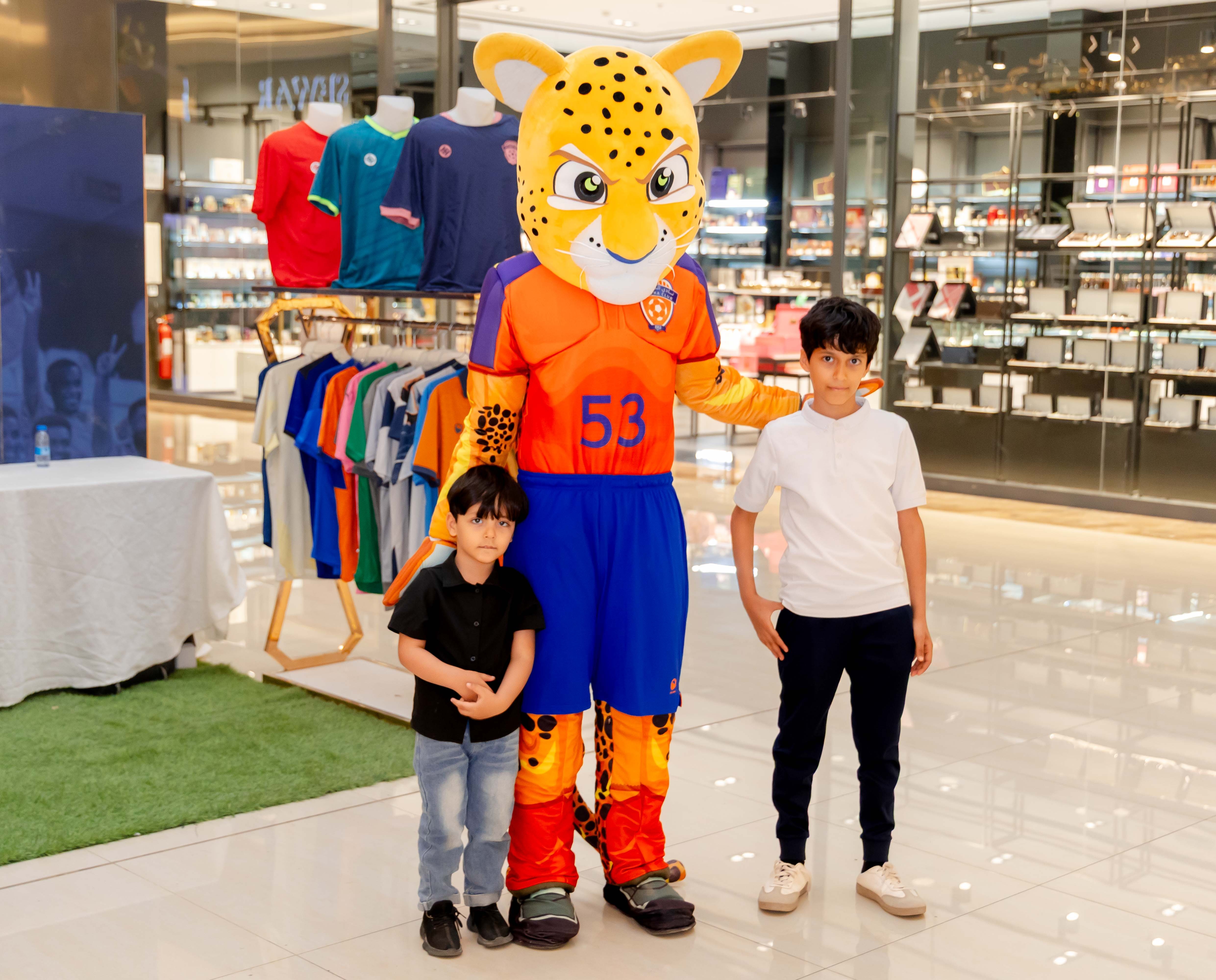 الفيحاء يقيم ركن خاص في كرم مول لتوزيع تذاكر مباراة الفيحاء و الاخدود