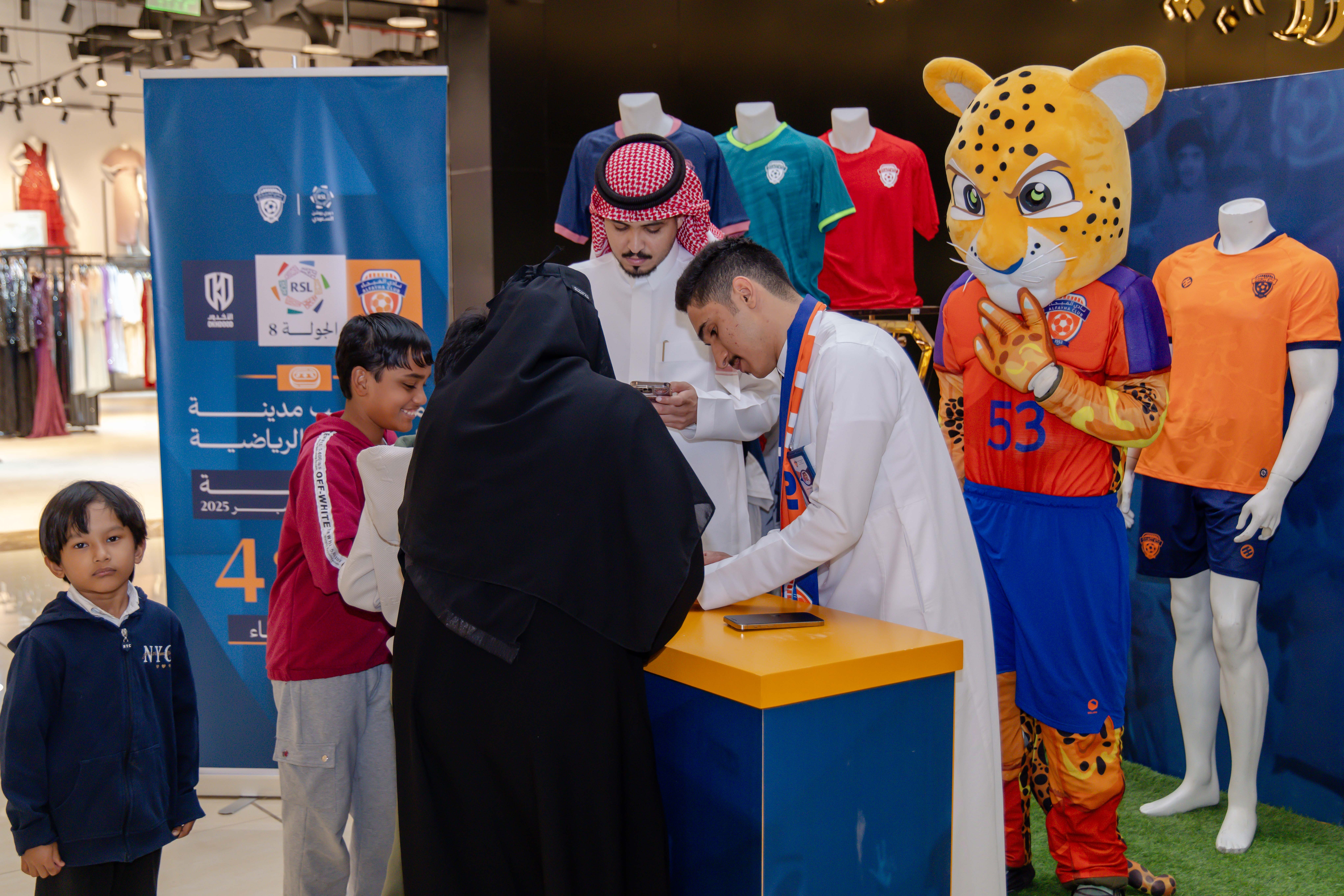الفيحاء يواصل إقامة الركن الخاص في كرم مول لتوزيع تذاكر مباراة الفيحاء و الأخدود