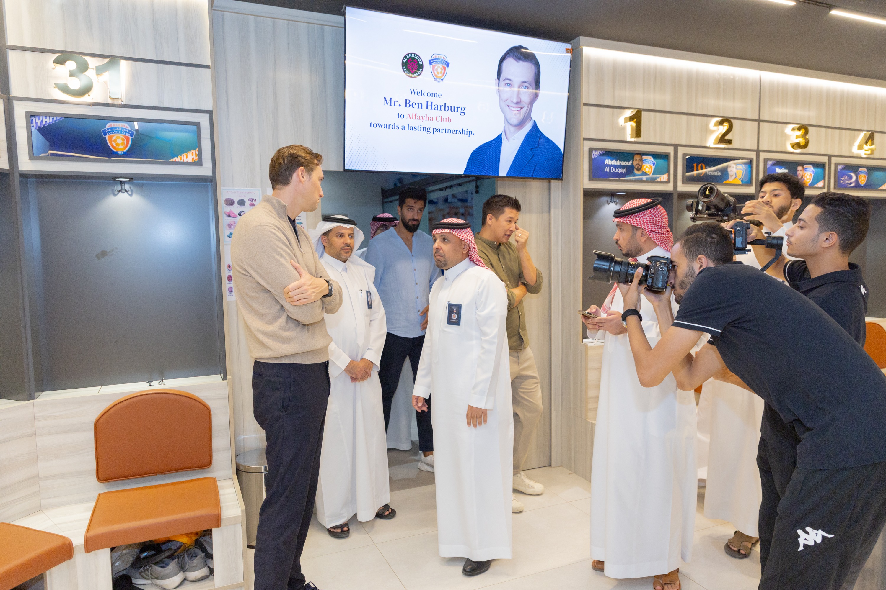 السيد بن هاربورغ مالك نادي الخلود يزور الفيحاء