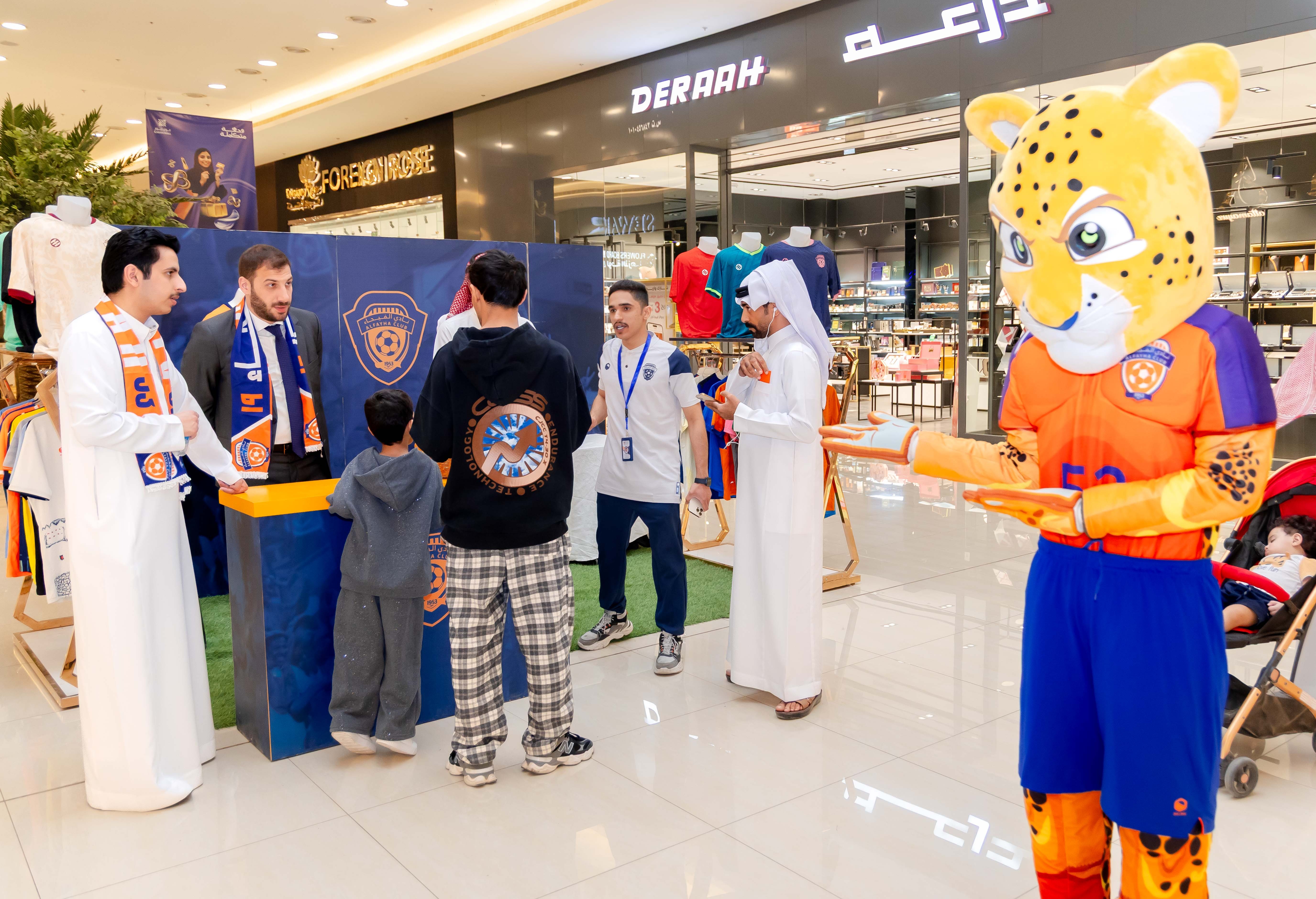 الفيحاء يقيم ركن خاص في كرم مول لتوزيع تذاكر مباراة الفيحاء و الاخدود