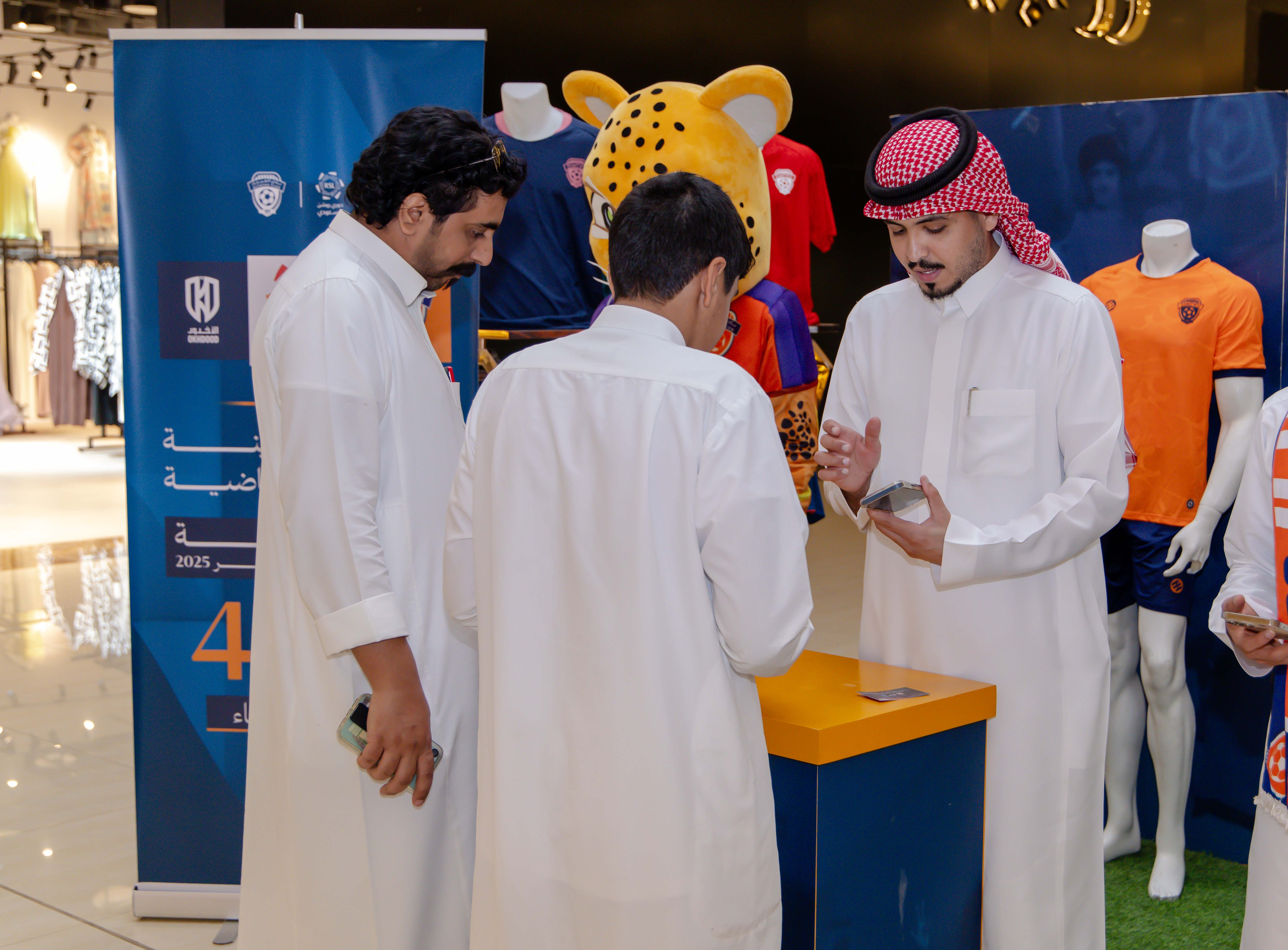 الفيحاء يواصل إقامة الركن الخاص في كرم مول لتوزيع تذاكر مباراة الفيحاء و الأخدود