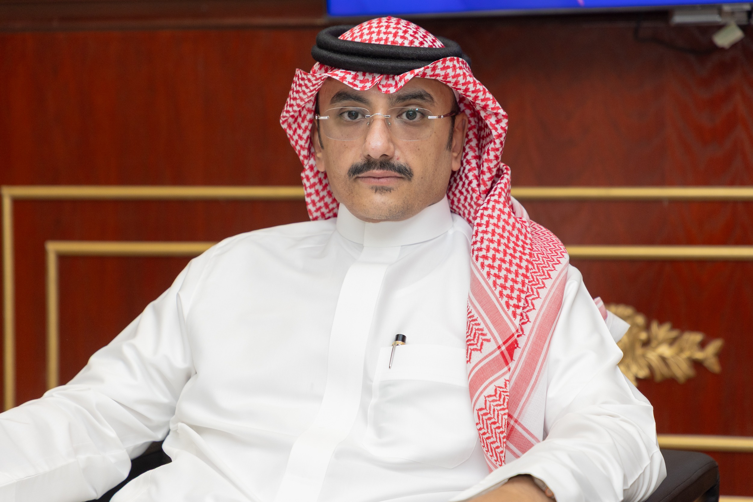 رئيس مجلس إدارة نادي ‫الفيحاء‬ الدكتور توفيق بن صالح المديهيم يكرّم إدارة المسؤولية الاجتماعية بعد تحقيقها المركز الأول في جائزة جامعة المجمعة لخدمة المجتمع .