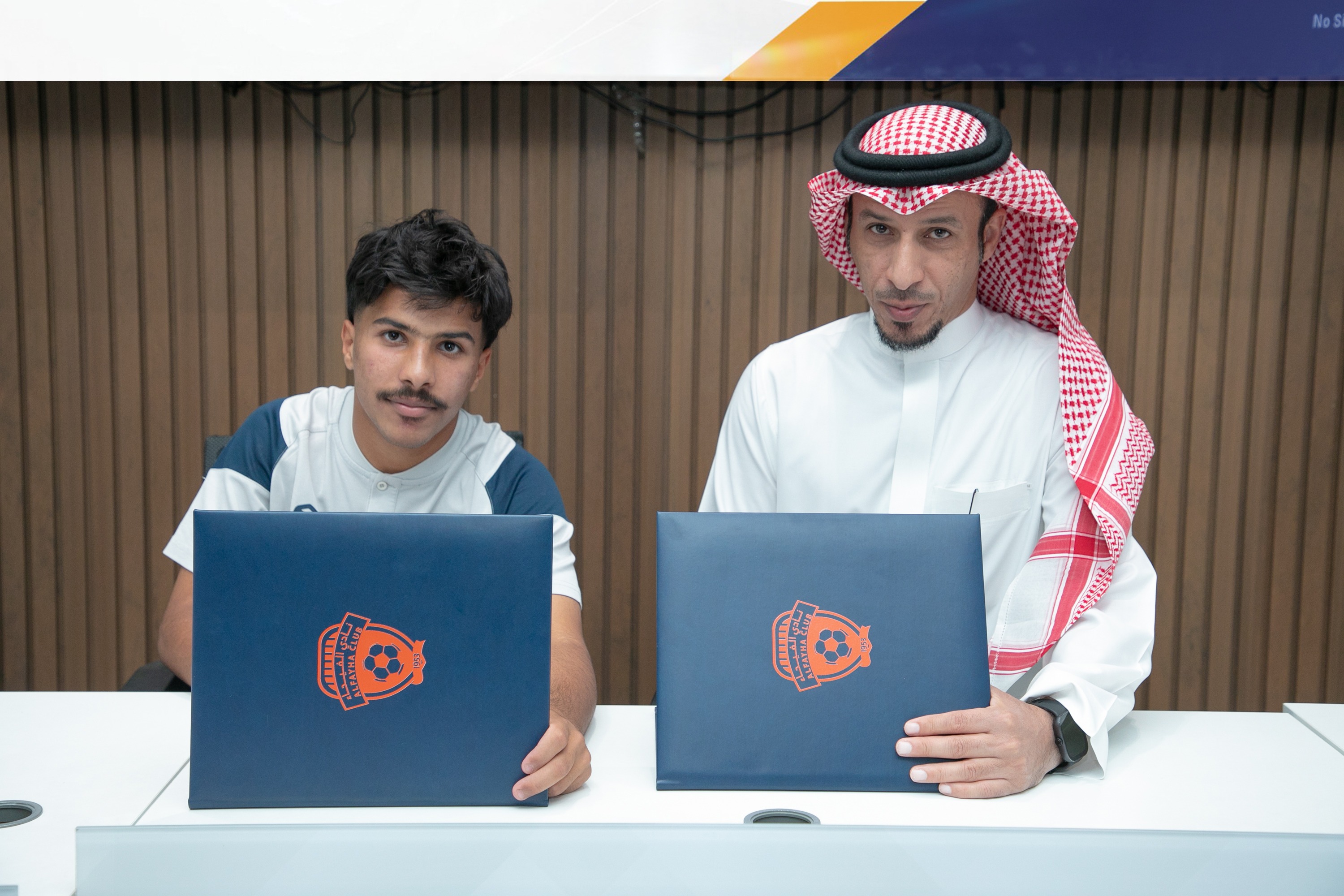الفيحاء يوقع عقداً احترافياً مع اللاعب حمد آل منيف "16 سنة" لمدة سنتين .
