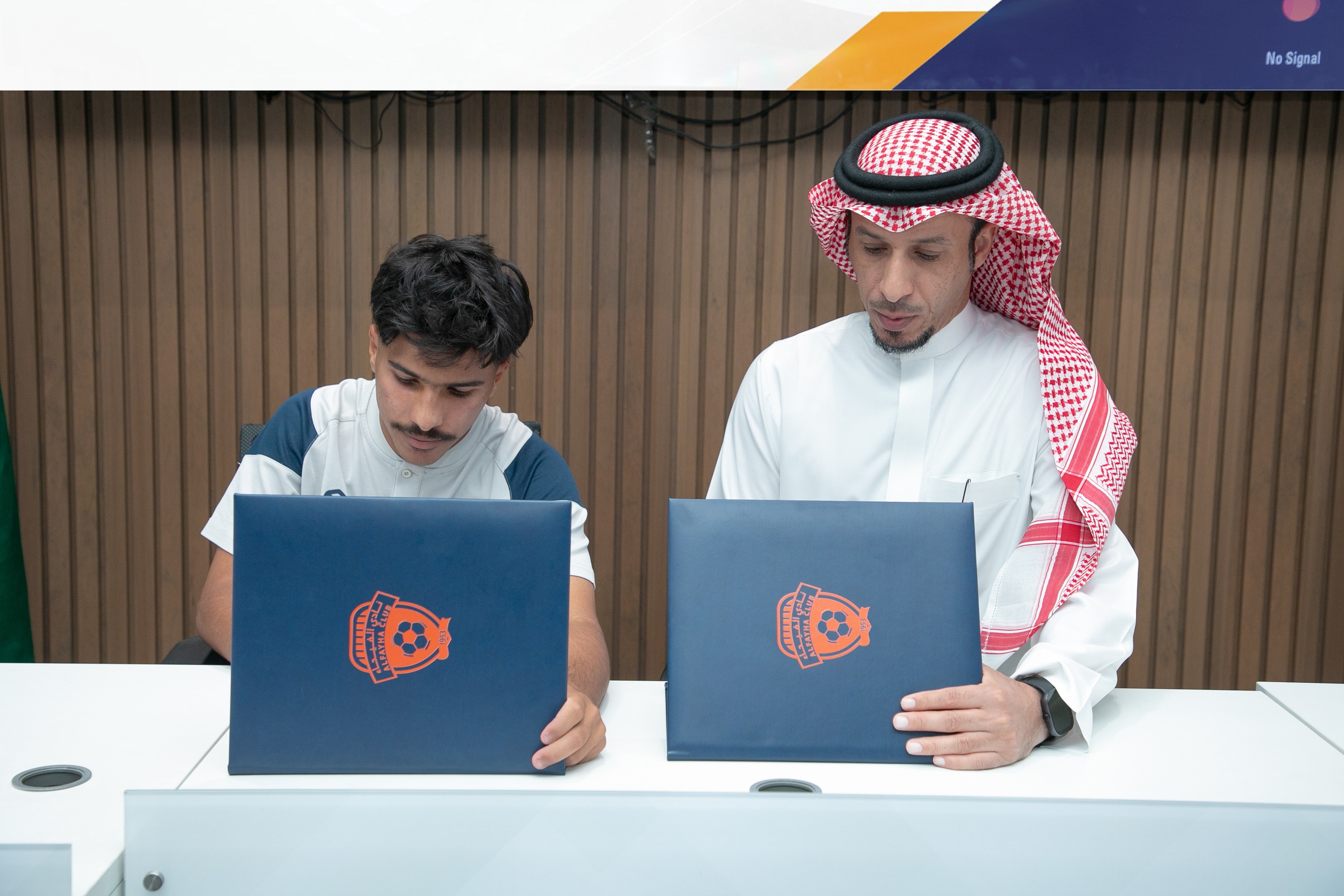 الفيحاء يوقع عقداً احترافياً مع اللاعب حمد آل منيف "16 سنة" لمدة سنتين .