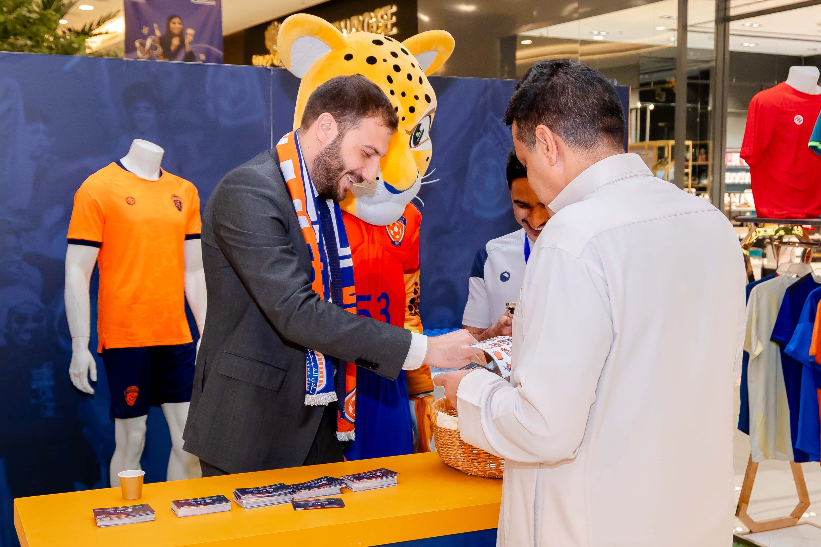 الفيحاء يقيم ركن خاص في كرم مول لتوزيع تذاكر مباراة الفيحاء و الاخدود