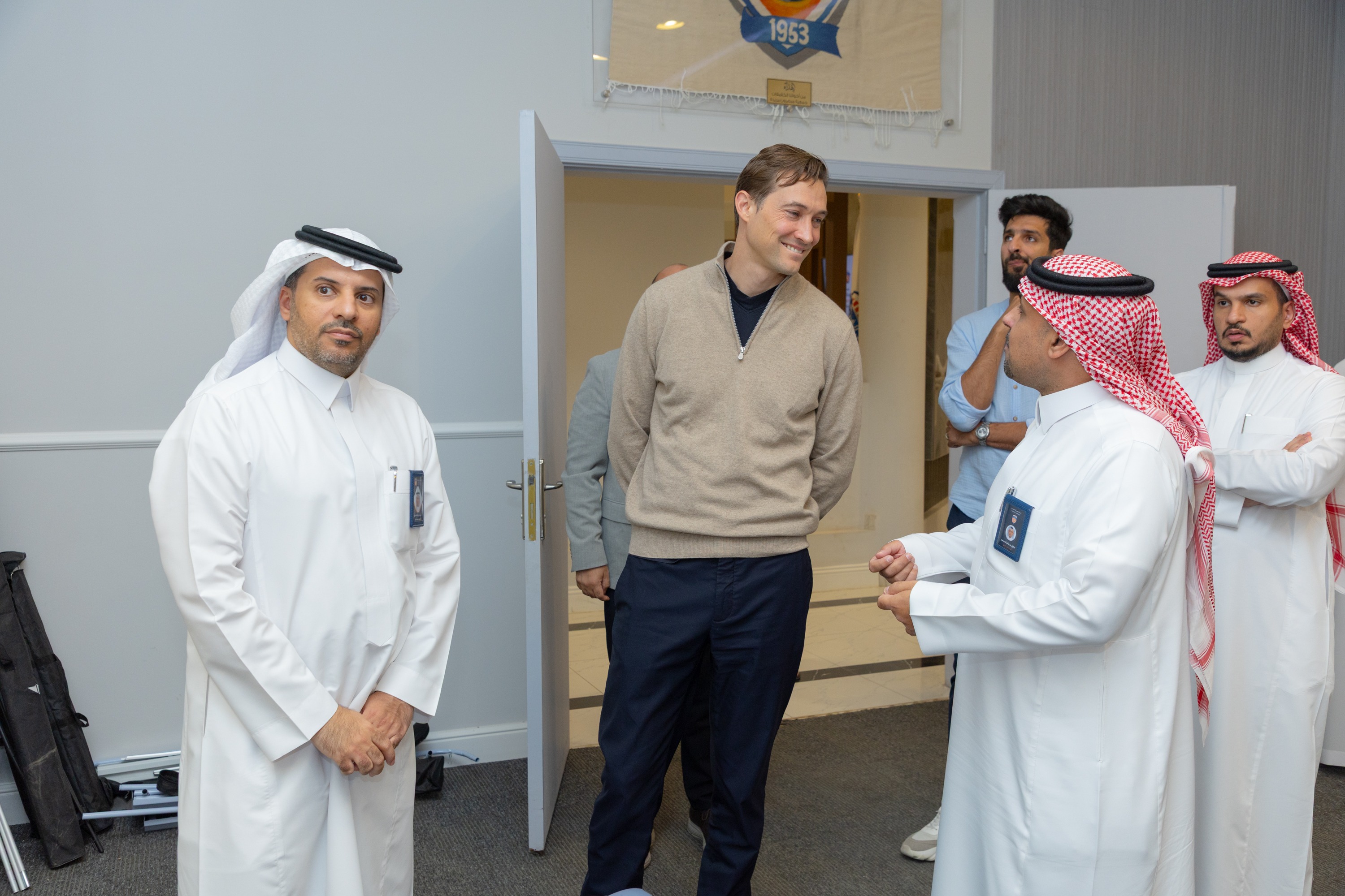 السيد بن هاربورغ مالك نادي الخلود يزور الفيحاء