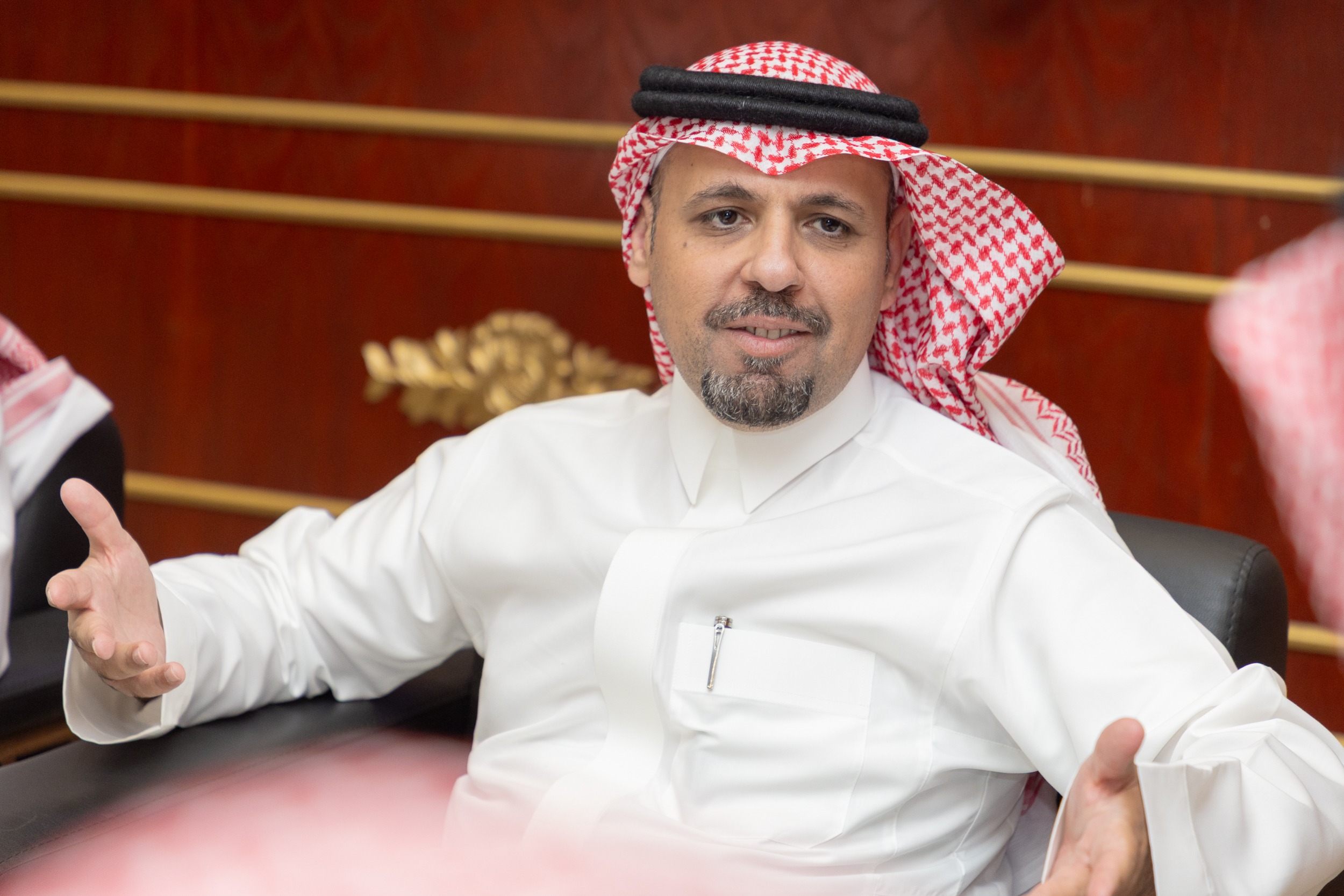 رئيس مجلس إدارة نادي ‫الفيحاء‬ الدكتور توفيق بن صالح المديهيم يكرّم إدارة المسؤولية الاجتماعية بعد تحقيقها المركز الأول في جائزة جامعة المجمعة لخدمة المجتمع .