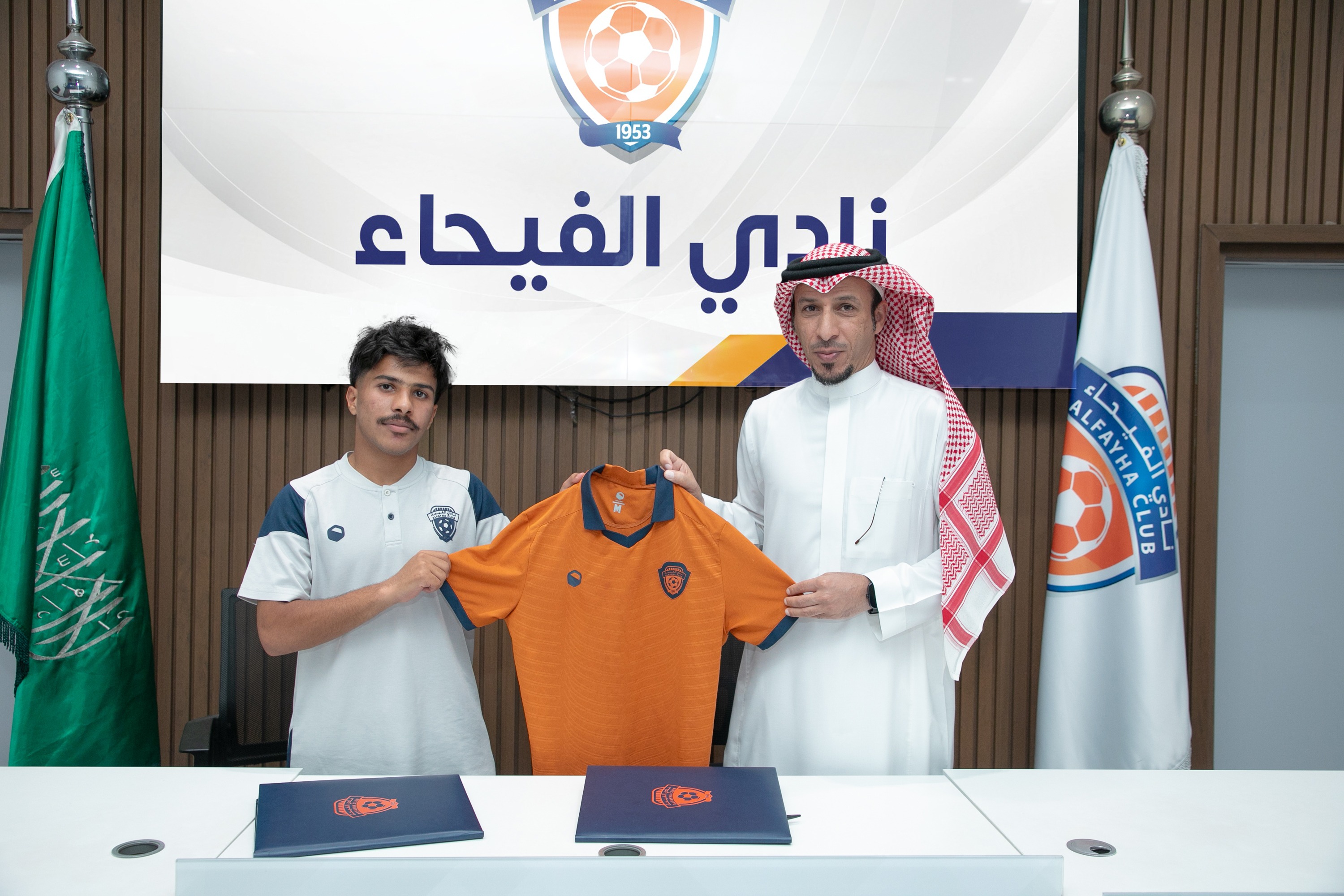 الفيحاء يوقع عقداً احترافياً مع اللاعب حمد آل منيف "16 سنة" لمدة سنتين .