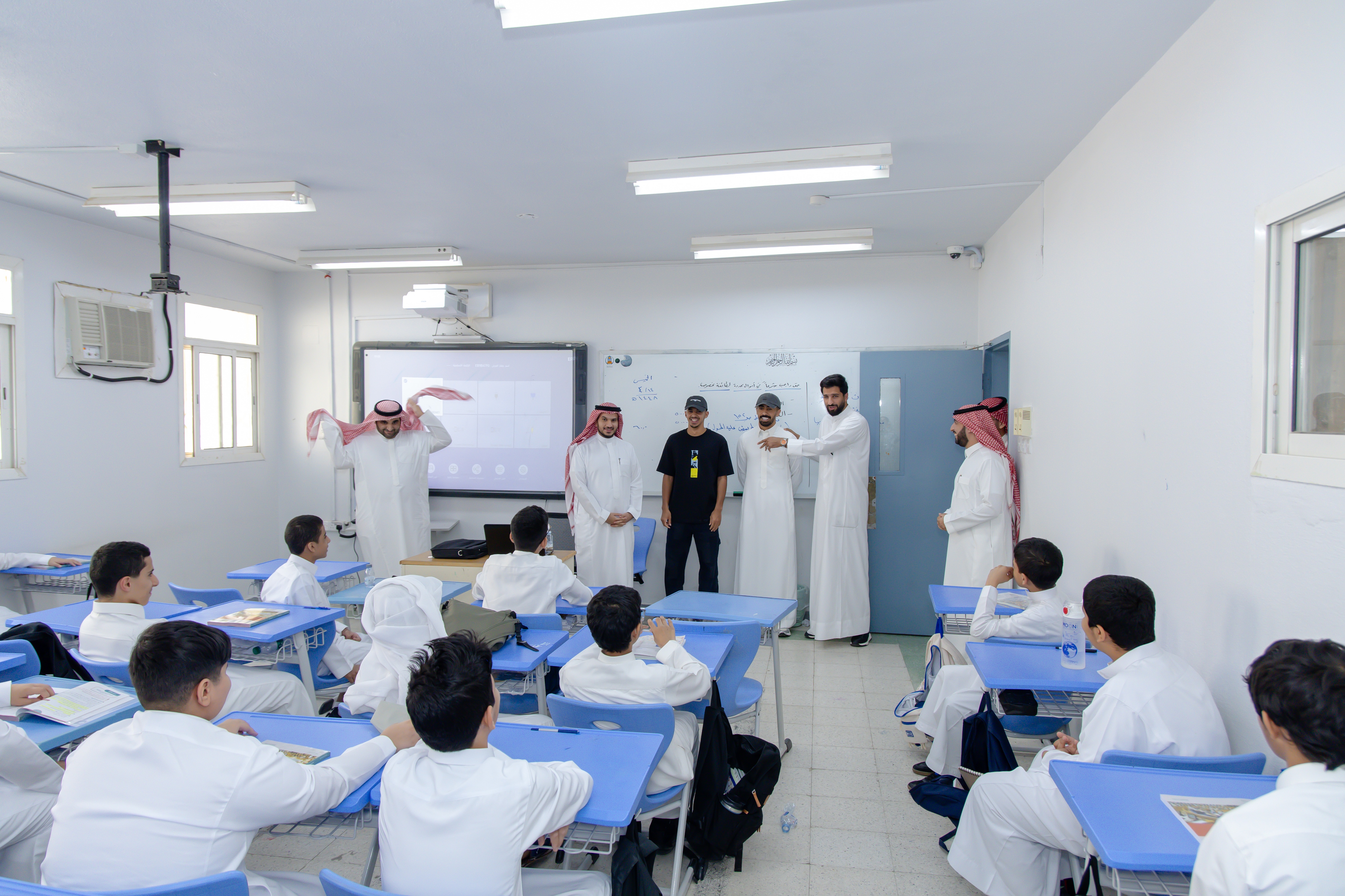 ضمن الحملة الترويجية لمبارة الفيحاء وأبها، الفيحاء يزور متوسطة المجمعة