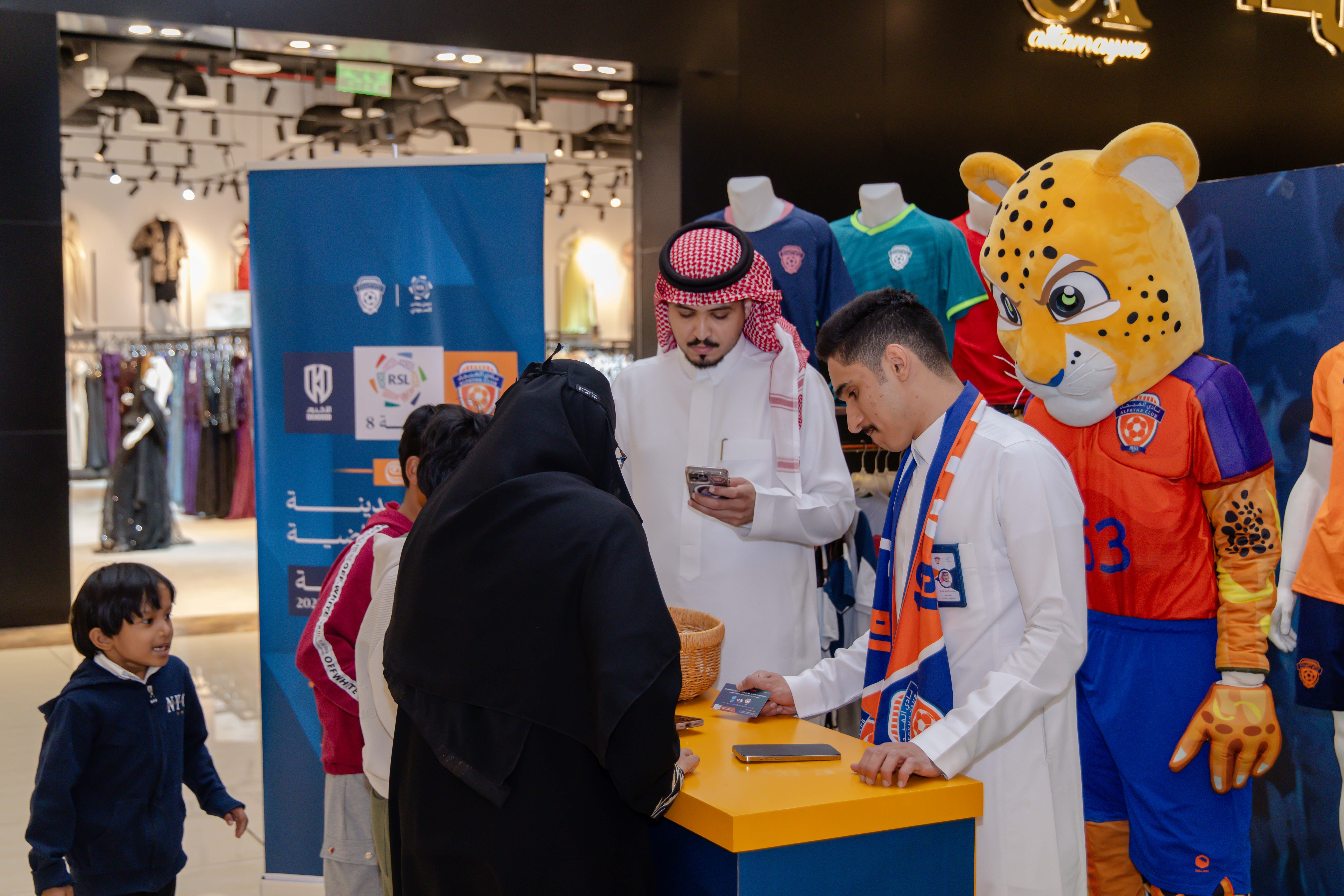 الفيحاء يواصل إقامة الركن الخاص في كرم مول لتوزيع تذاكر مباراة الفيحاء و الأخدود