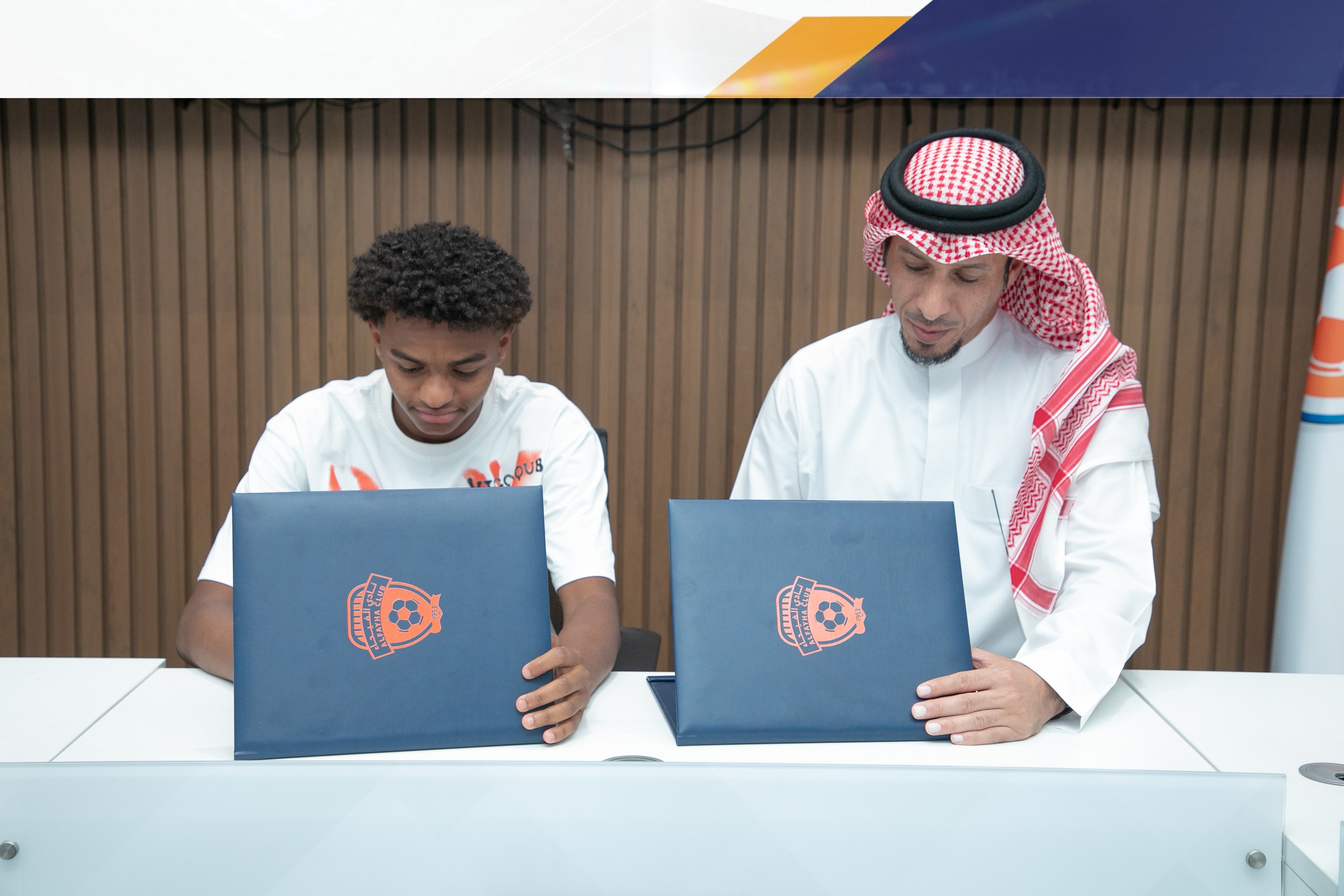 الفيحاء يوقع عقداً احترافياً مع اللاعب اللاعب حميد هزازي "17 سنة" لمدة سنتين .