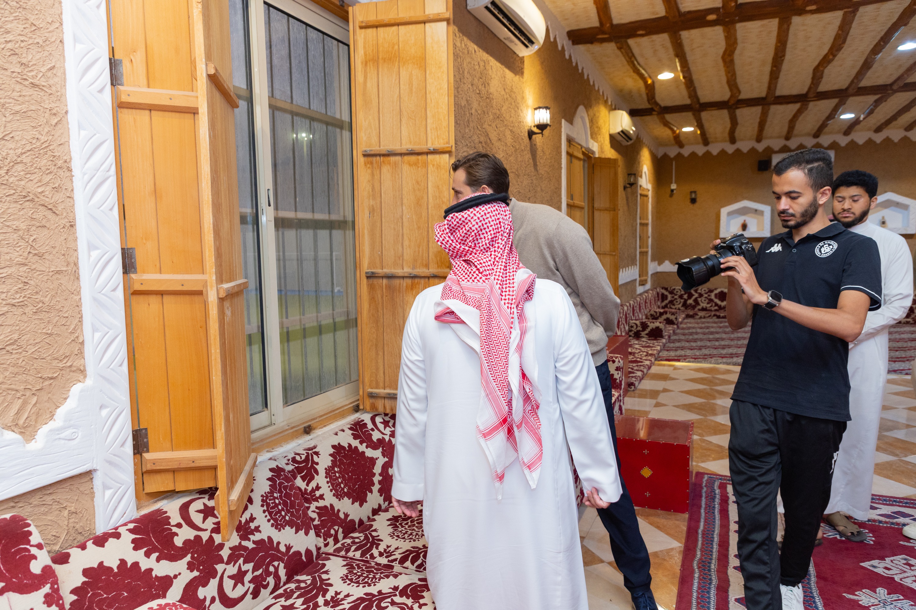 السيد بن هاربورغ مالك نادي الخلود يزور الفيحاء