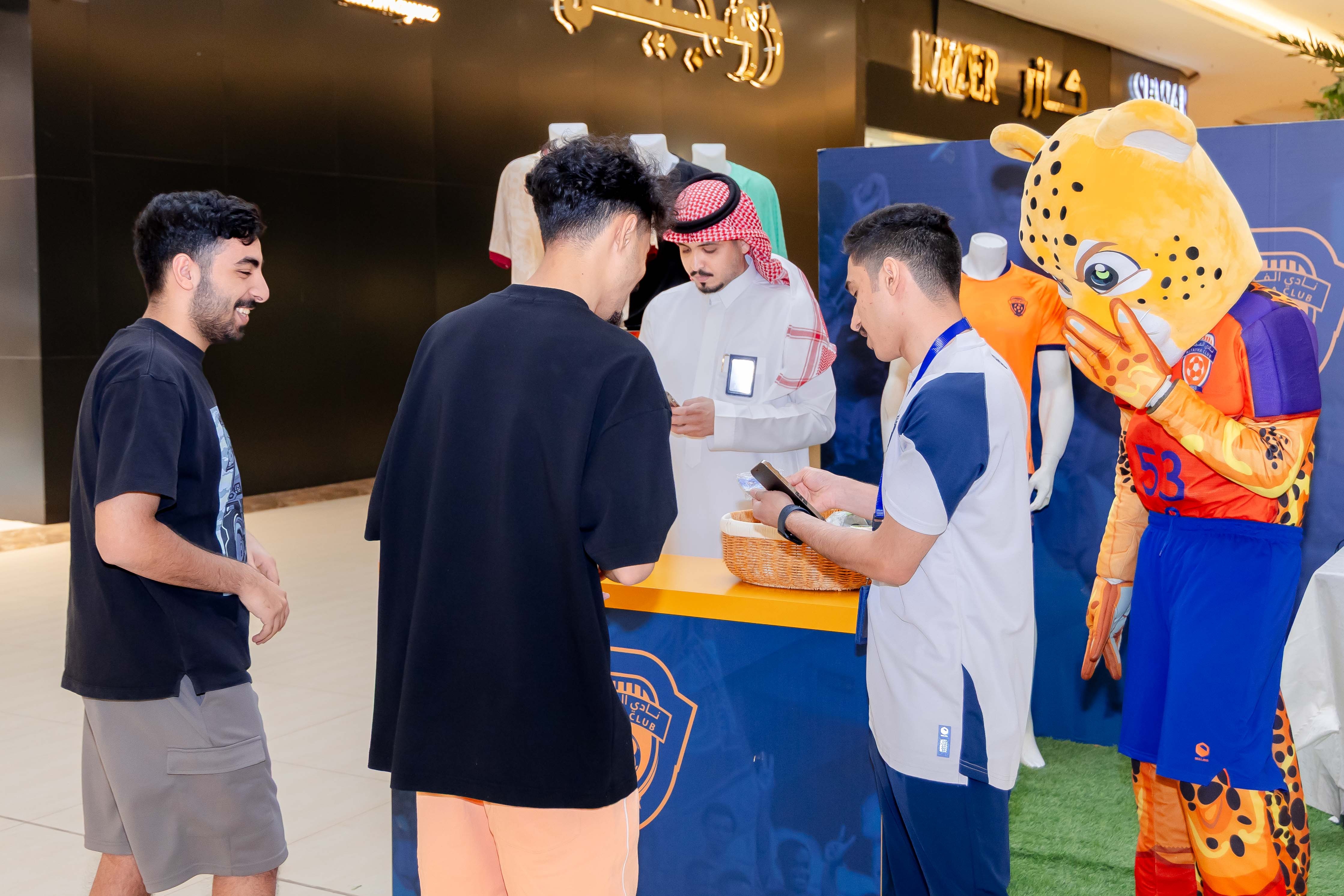 الفيحاء يقيم ركن خاص في كرم مول لتوزيع تذاكر مباراة الفيحاء و الاخدود