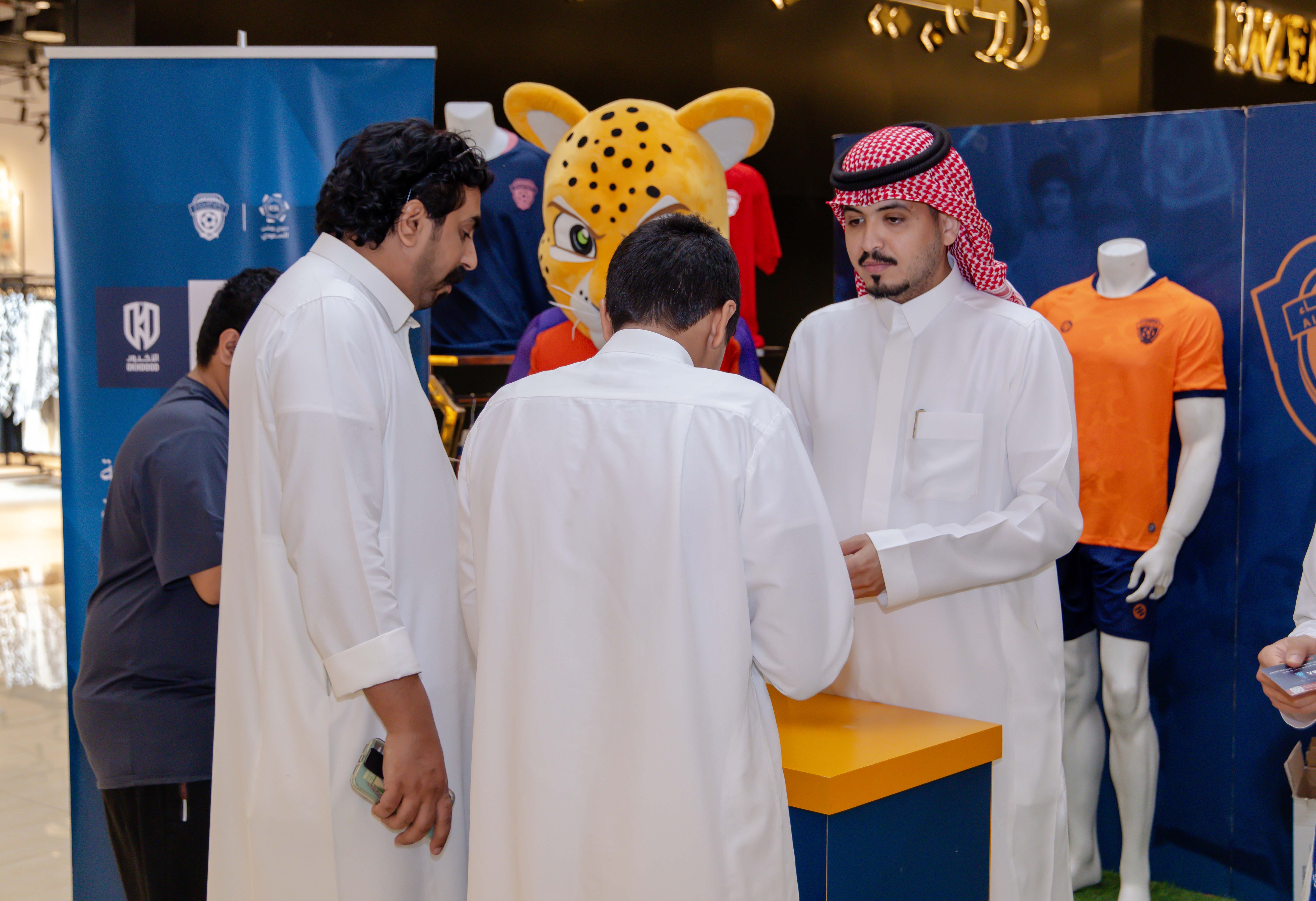 الفيحاء يواصل إقامة الركن الخاص في كرم مول لتوزيع تذاكر مباراة الفيحاء و الأخدود