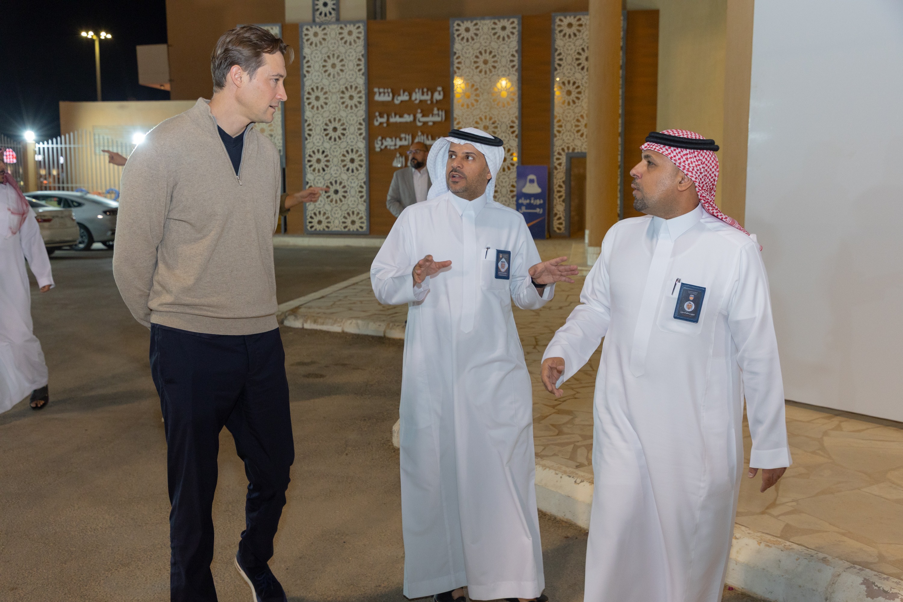 السيد بن هاربورغ مالك نادي الخلود يزور الفيحاء