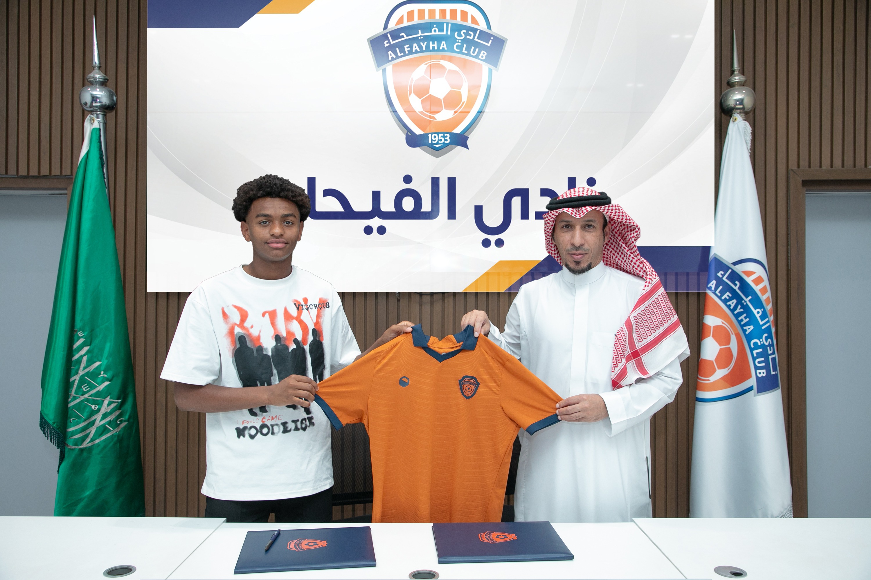الفيحاء يوقع عقداً احترافياً مع اللاعب اللاعب حميد هزازي "17 سنة" لمدة سنتين .