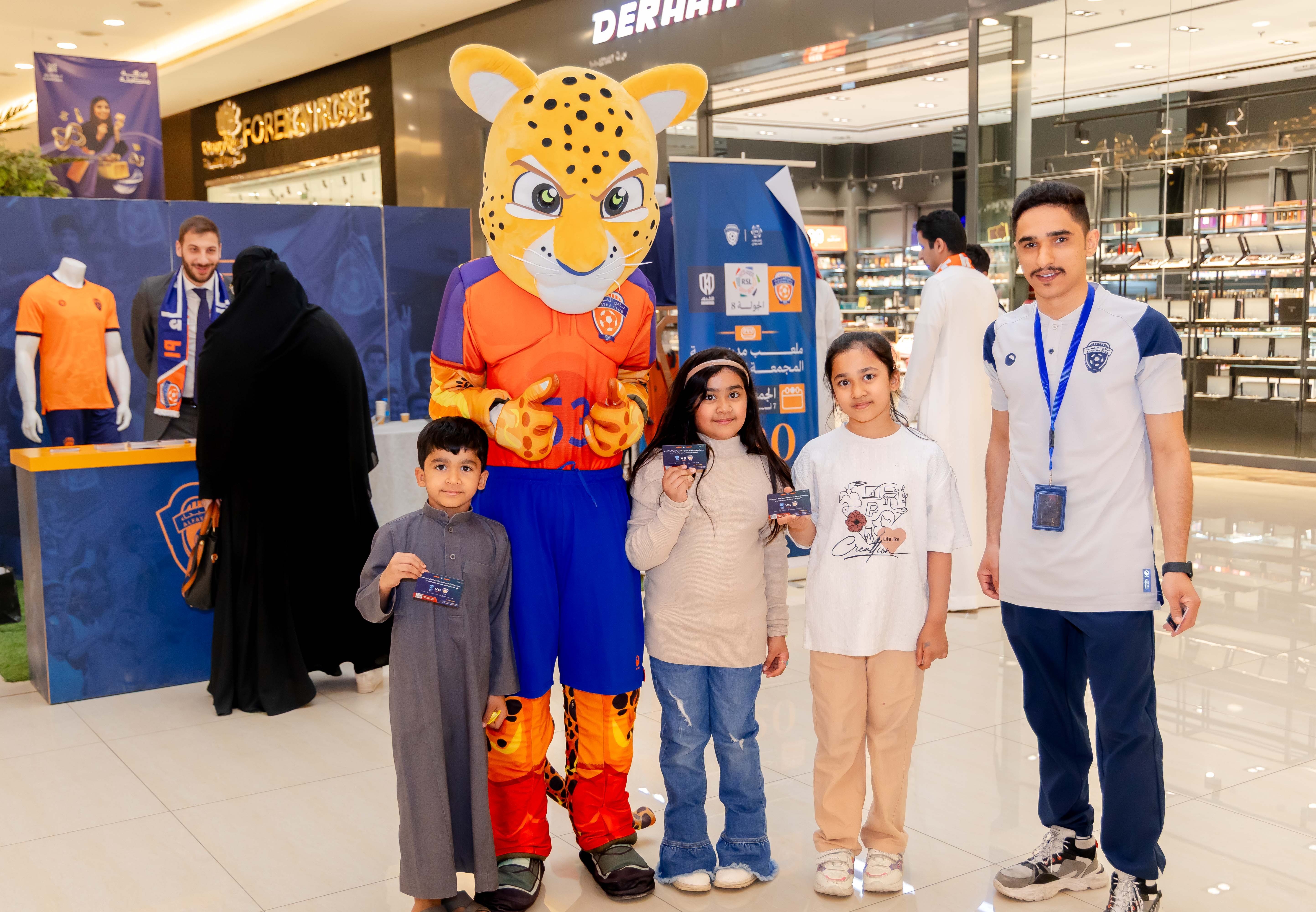 الفيحاء يقيم ركن خاص في كرم مول لتوزيع تذاكر مباراة الفيحاء و الاخدود