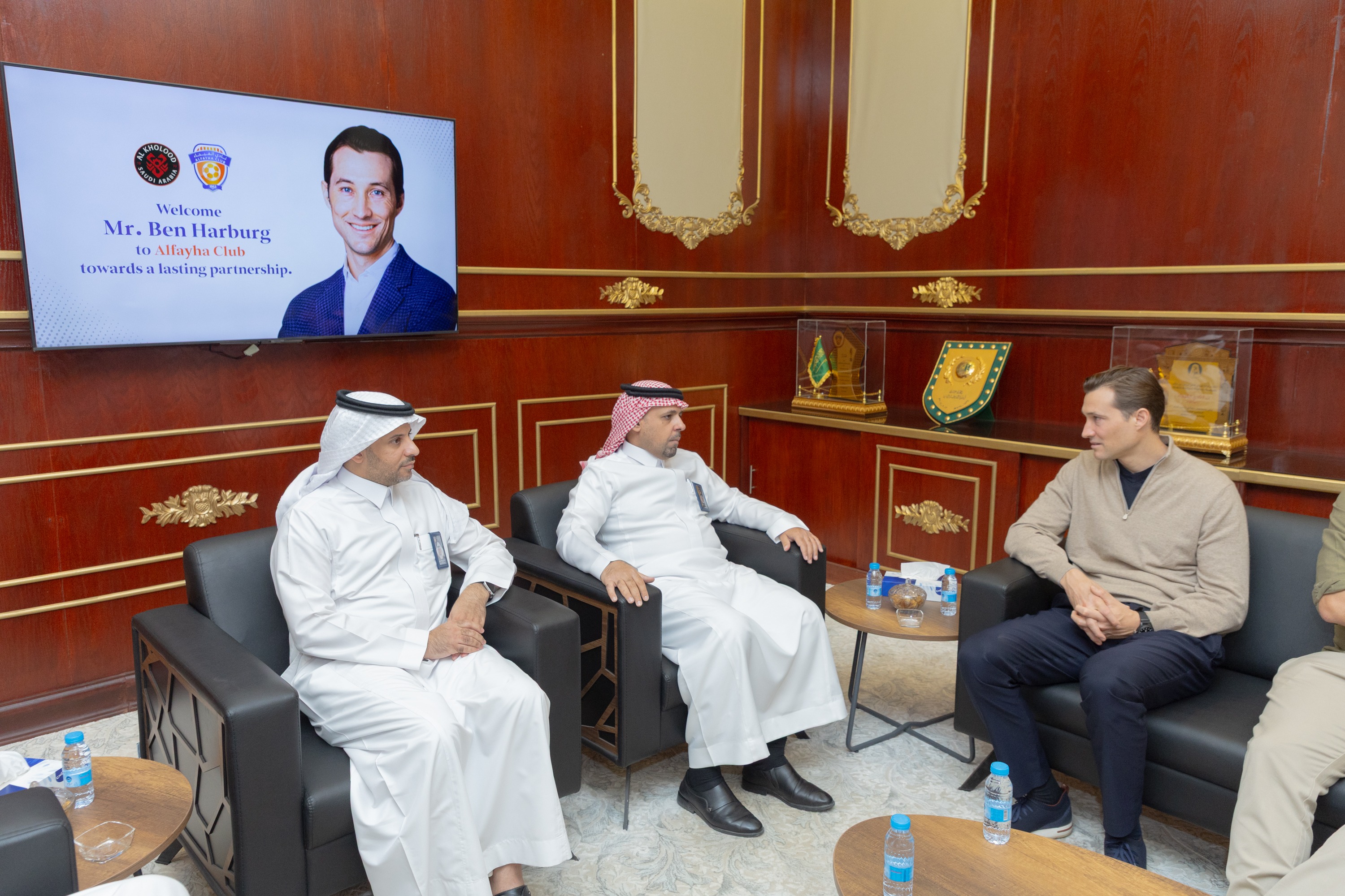 السيد بن هاربورغ مالك نادي الخلود يزور الفيحاء