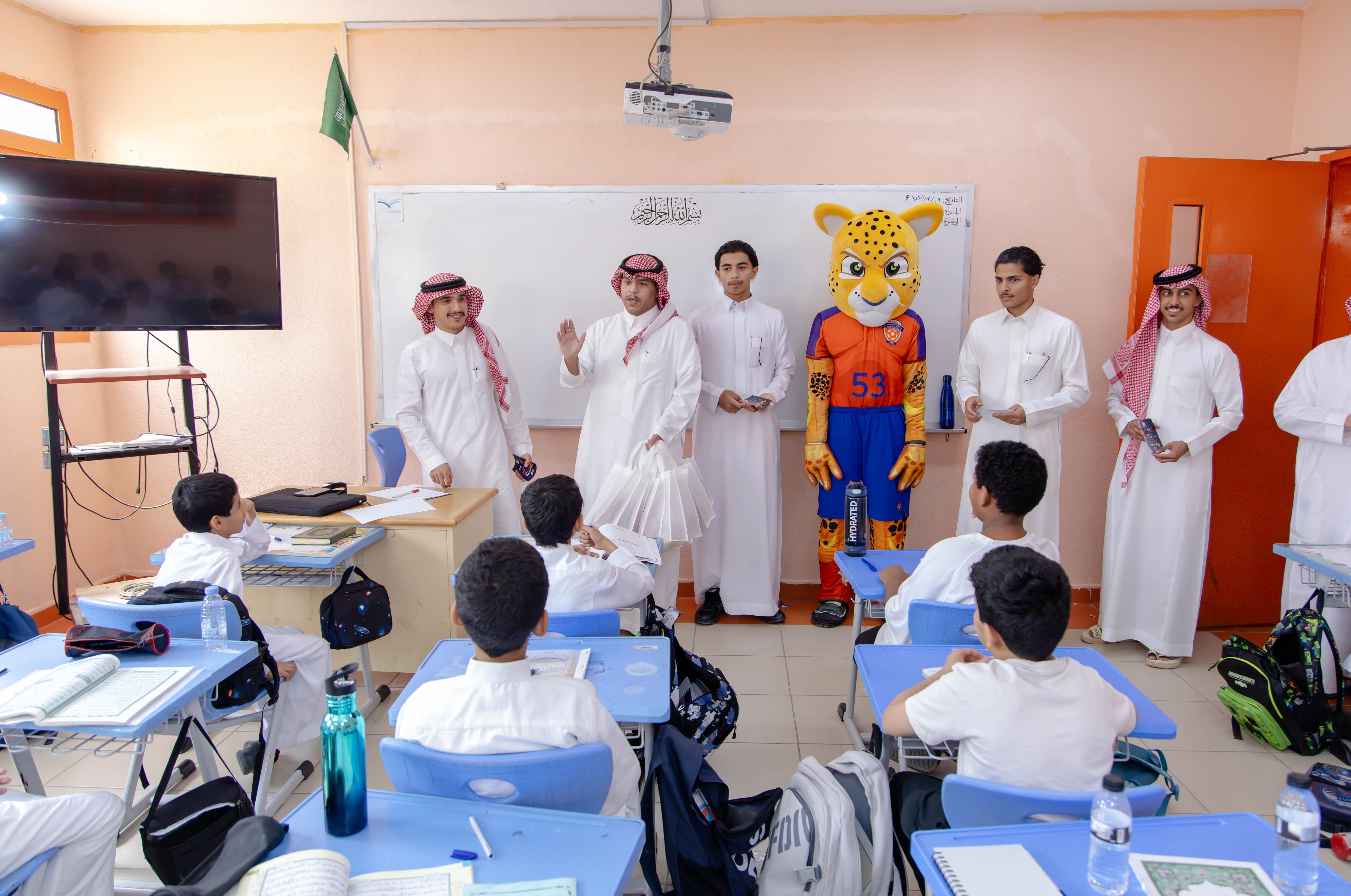 زيارات لعدد من مدارس محافظة المجمعة، ولقاءات مع الطلاب، وتذاكر مجانية للمباراة القادمة؛ تعزيزًا لارتباط النادي بمجتمعه..