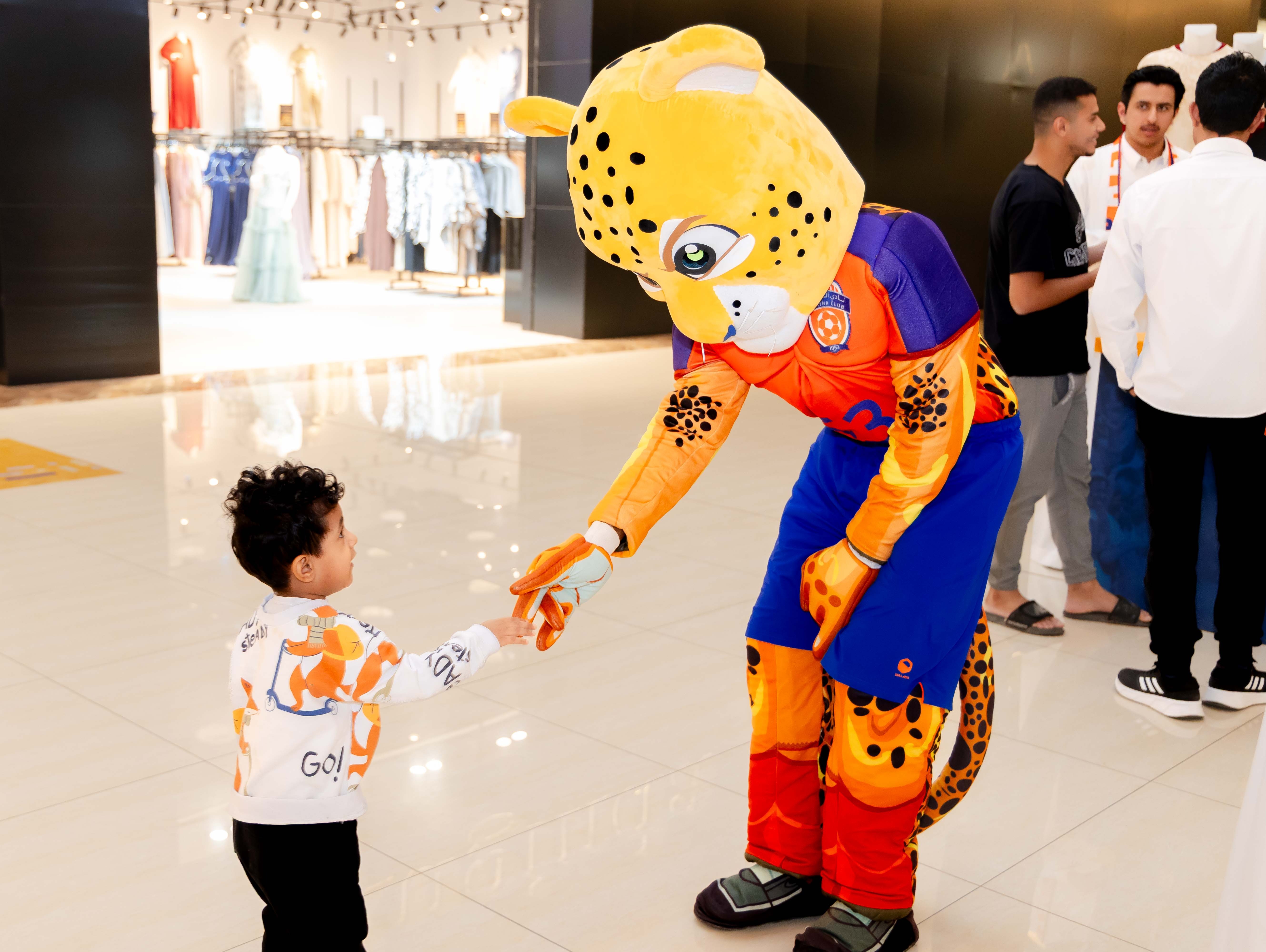 الفيحاء يقيم ركن خاص في كرم مول لتوزيع تذاكر مباراة الفيحاء و الاخدود