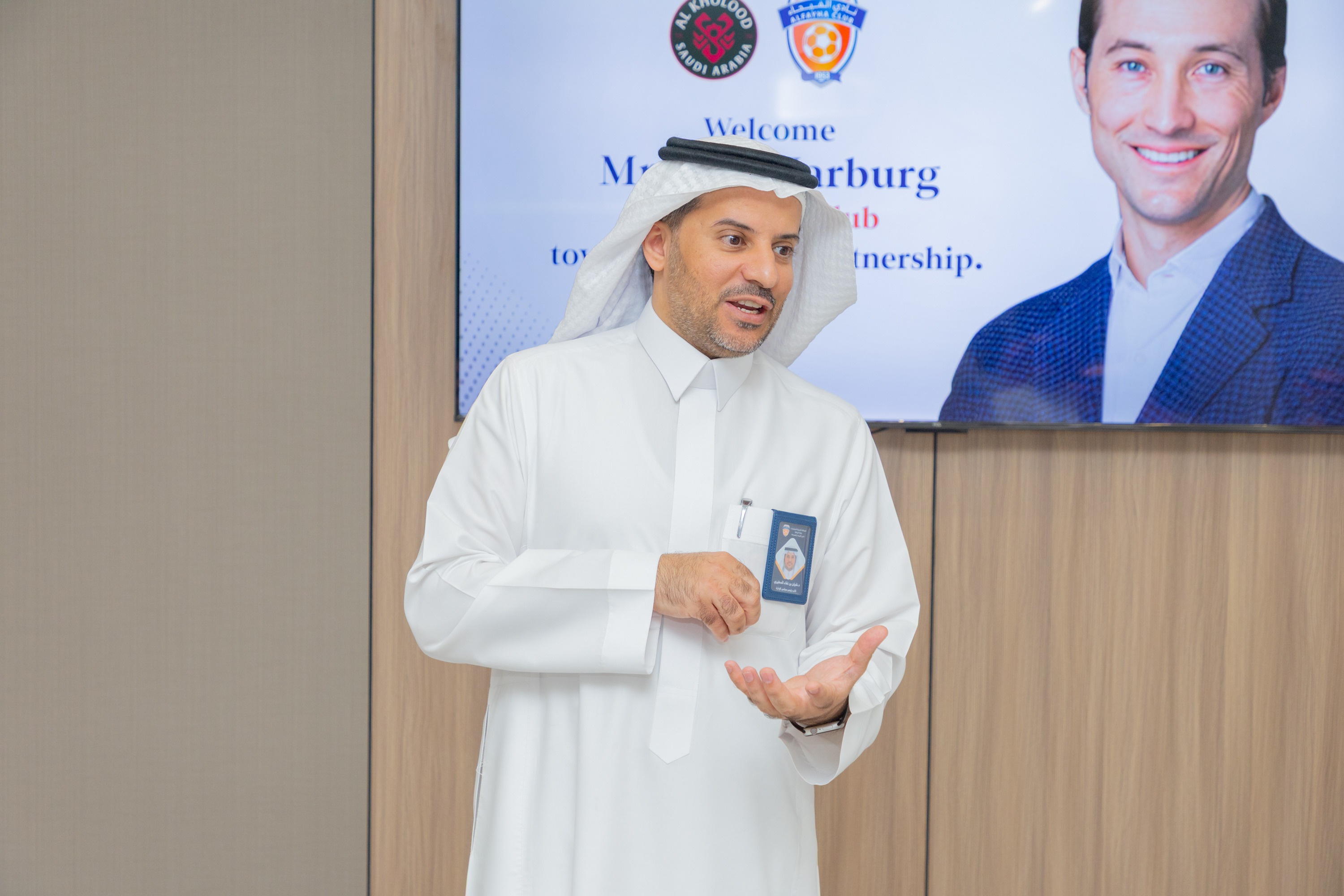 السيد بن هاربورغ مالك نادي الخلود يزور الفيحاء