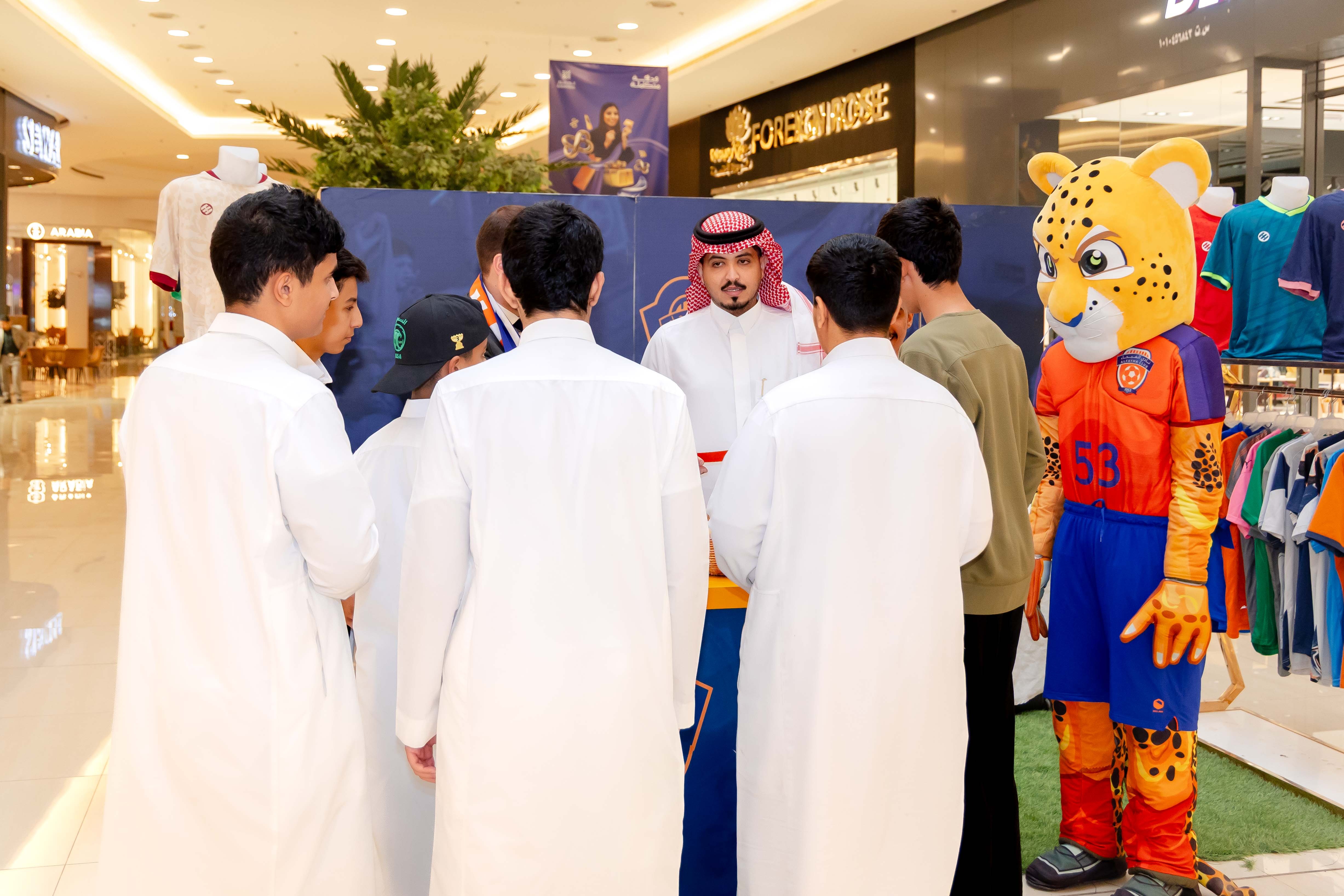 الفيحاء يقيم ركن خاص في كرم مول لتوزيع تذاكر مباراة الفيحاء و الاخدود