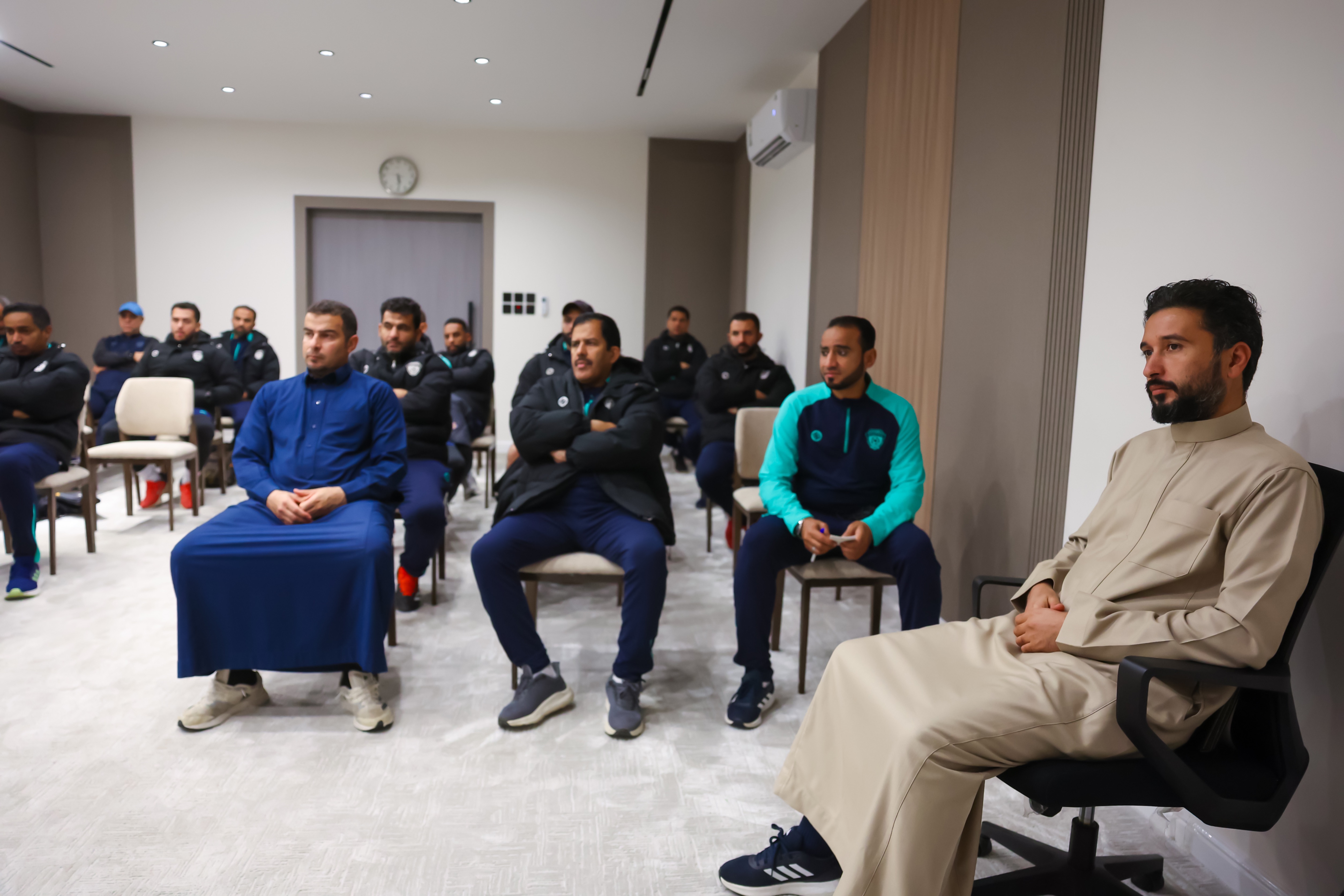 المدير التنفيذي لكرة القدم يعقد اجتماعًا دوريًا مع ممثلي الفئات السنية في نادي الفيحاء