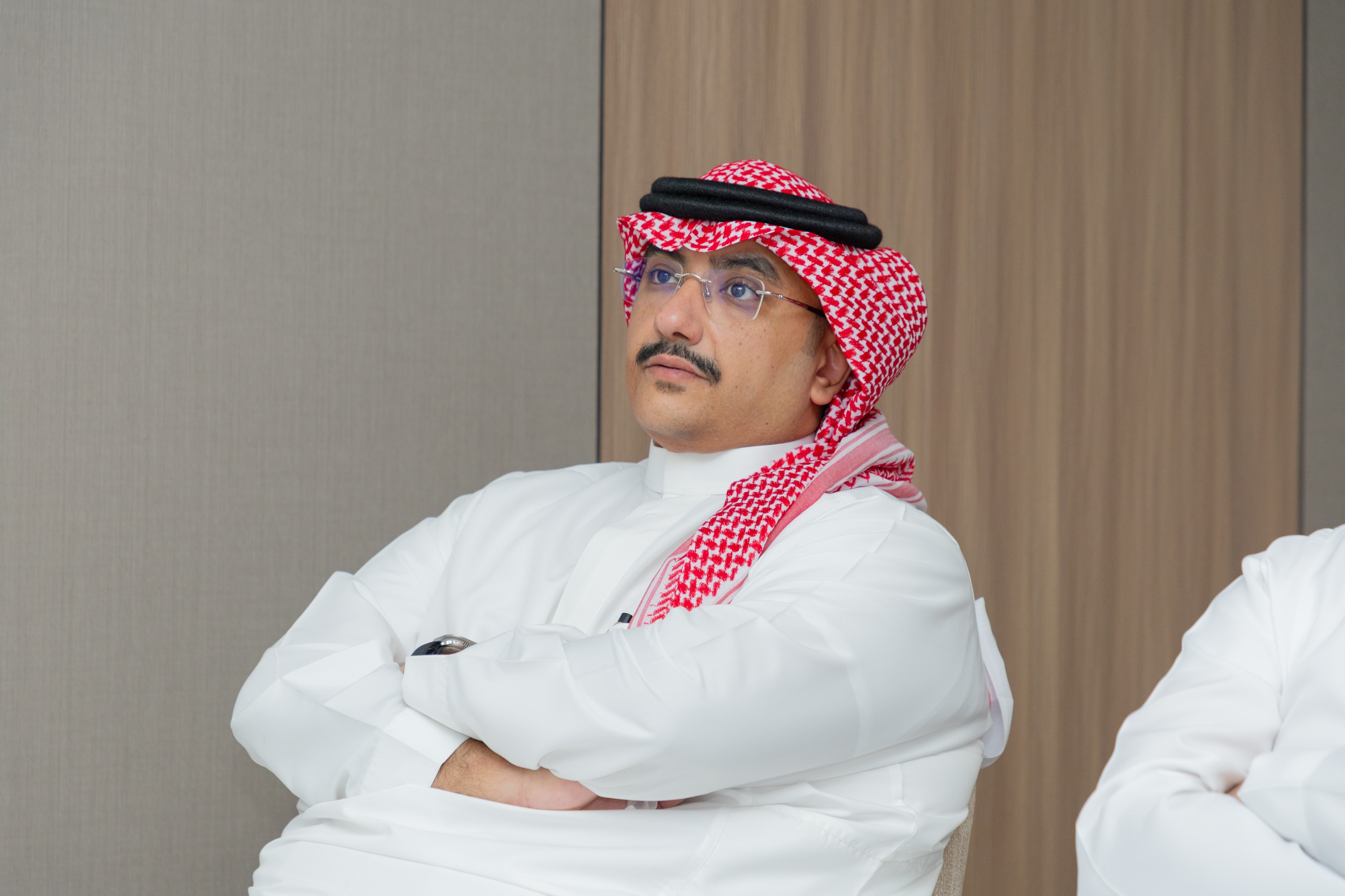 السيد بن هاربورغ مالك نادي الخلود يزور الفيحاء