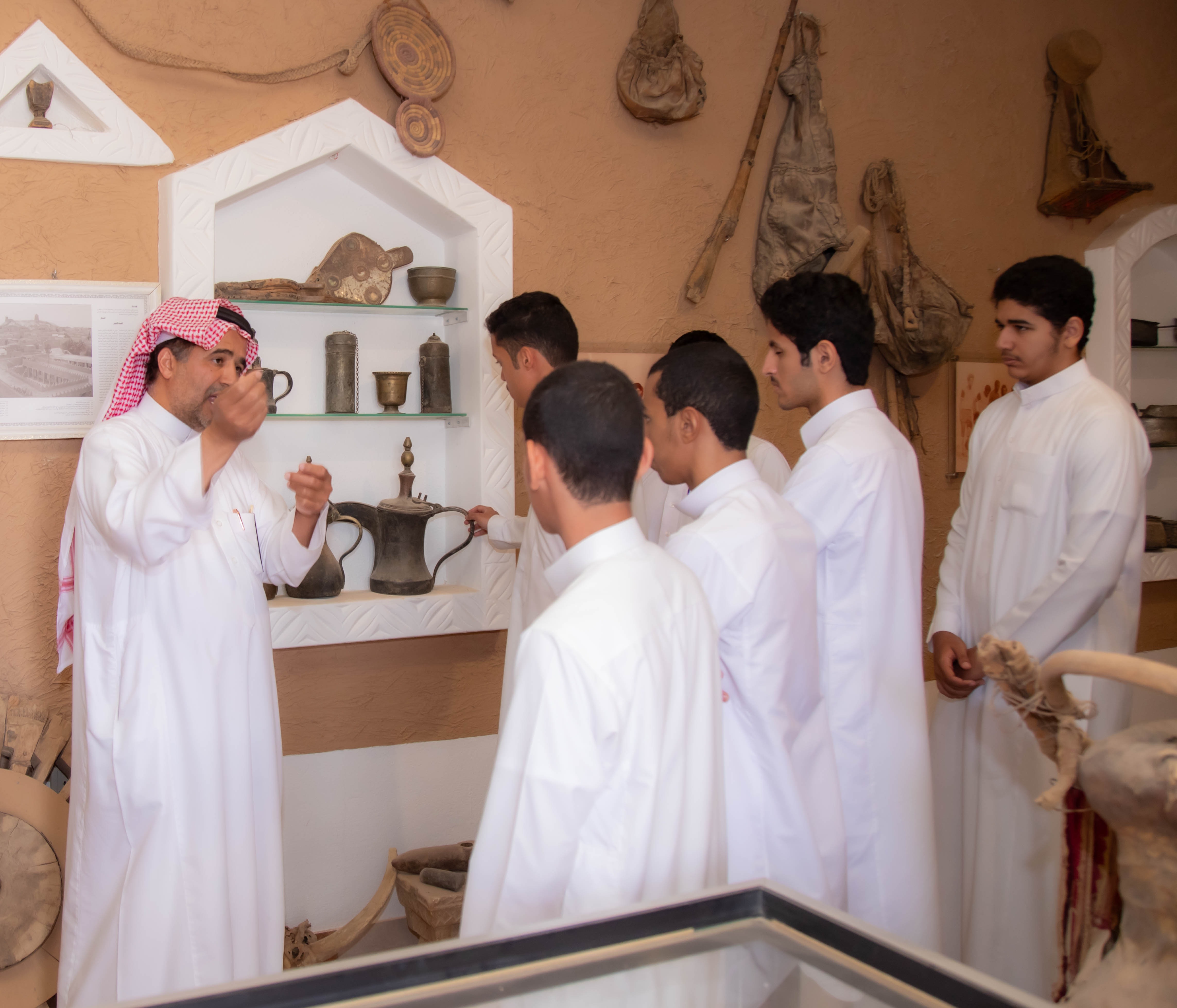 طلاب ثانوية الملك عبدالله يزورون نادي الفيحاء