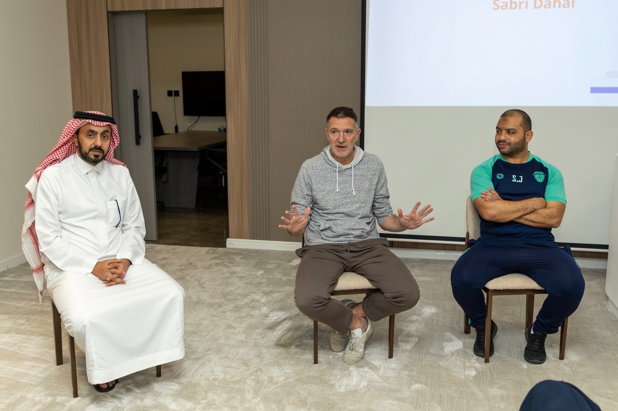 الجهاز الفني المساعد للمنتخب الوطني الأول يزور نادي الفيحاء