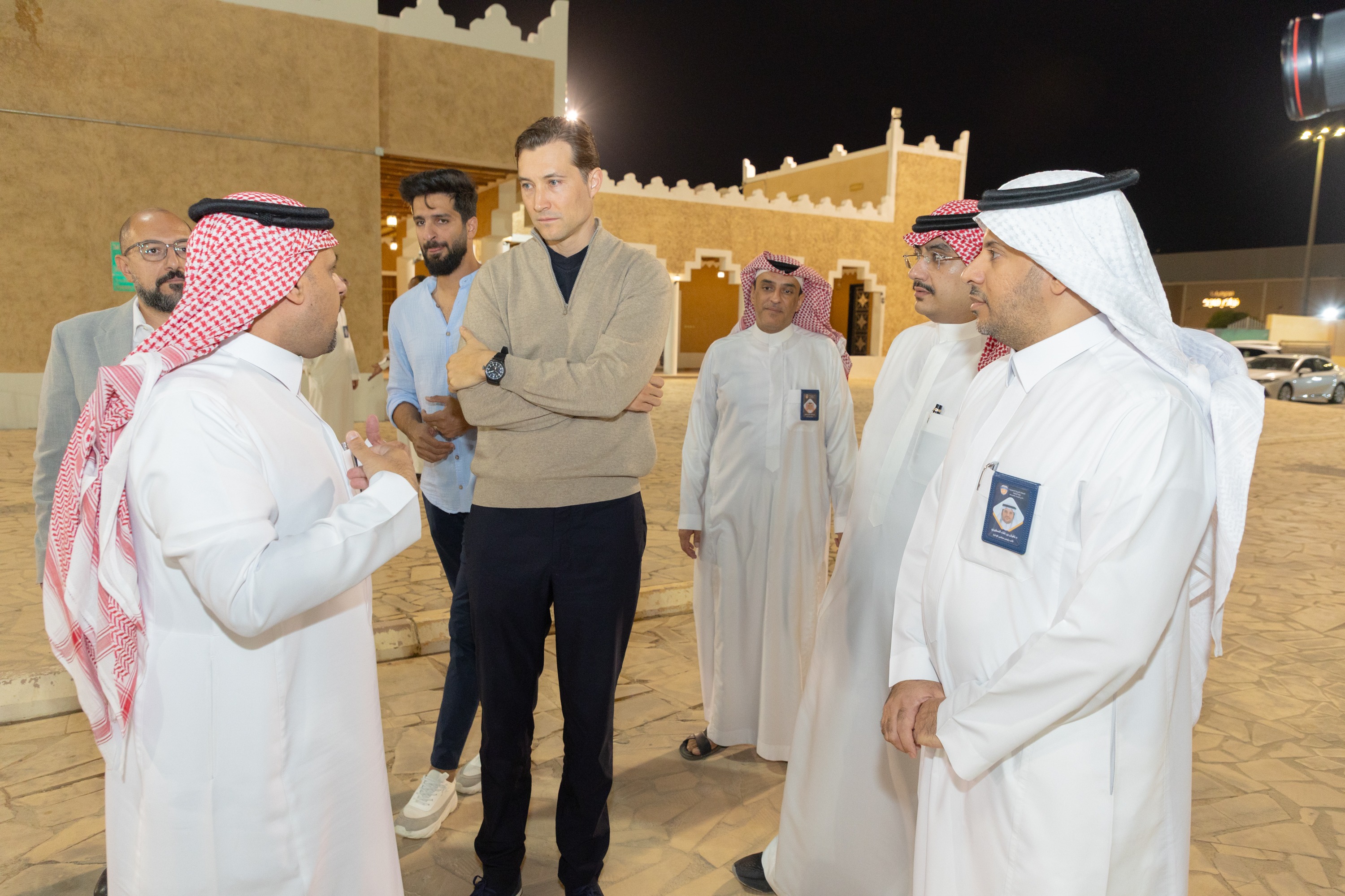 السيد بن هاربورغ مالك نادي الخلود يزور الفيحاء