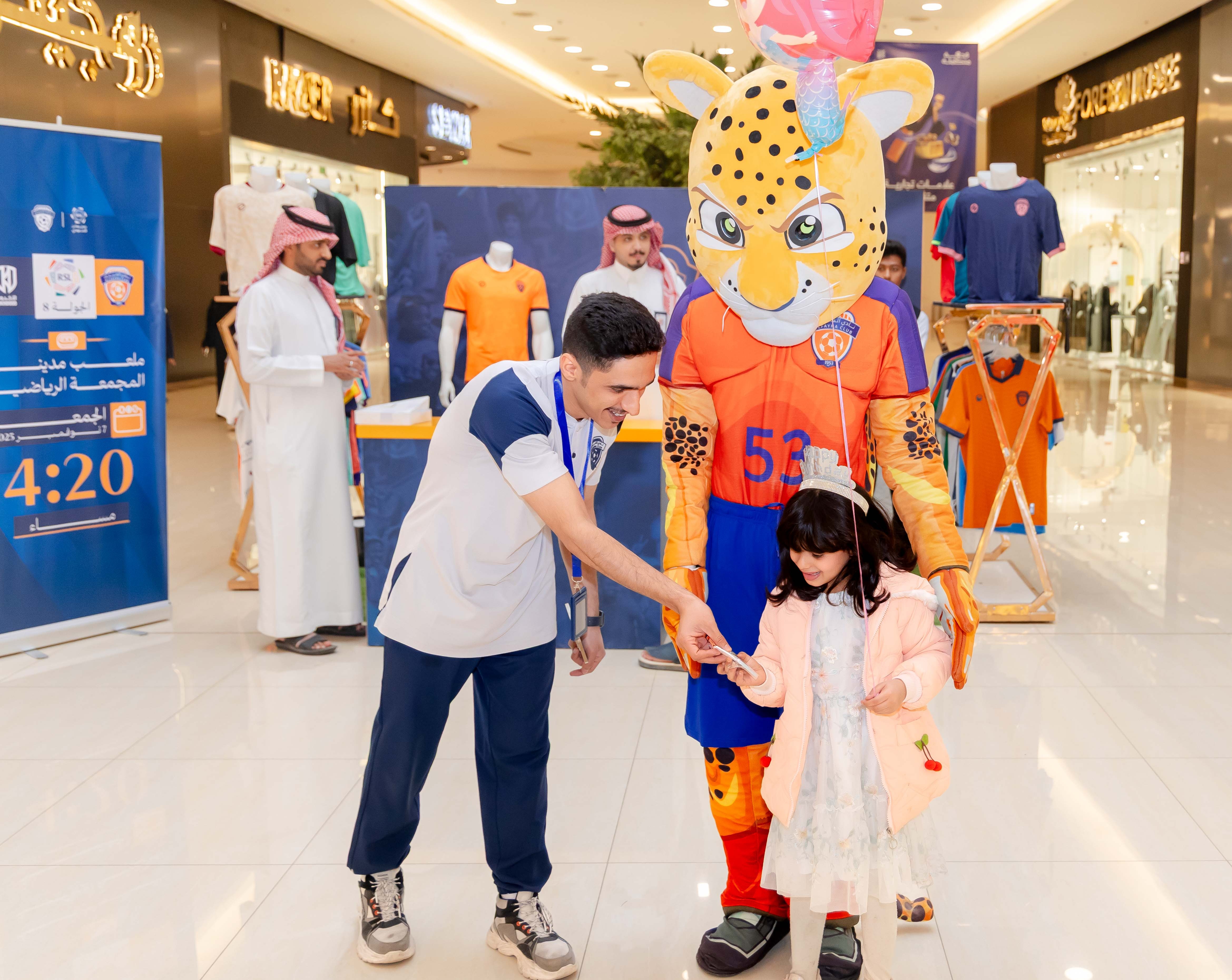 الفيحاء يقيم ركن خاص في كرم مول لتوزيع تذاكر مباراة الفيحاء و الاخدود