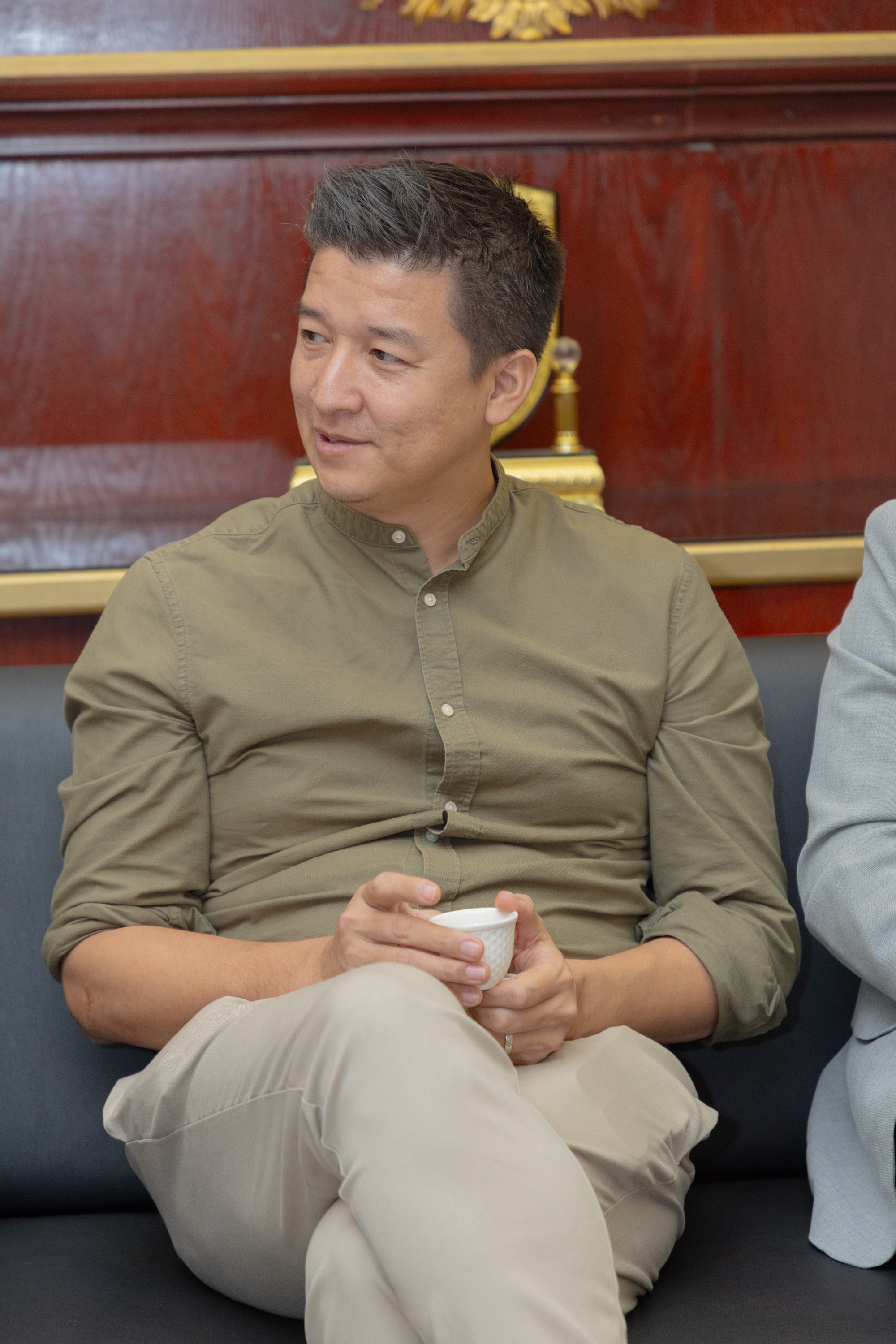 السيد بن هاربورغ مالك نادي الخلود يزور الفيحاء