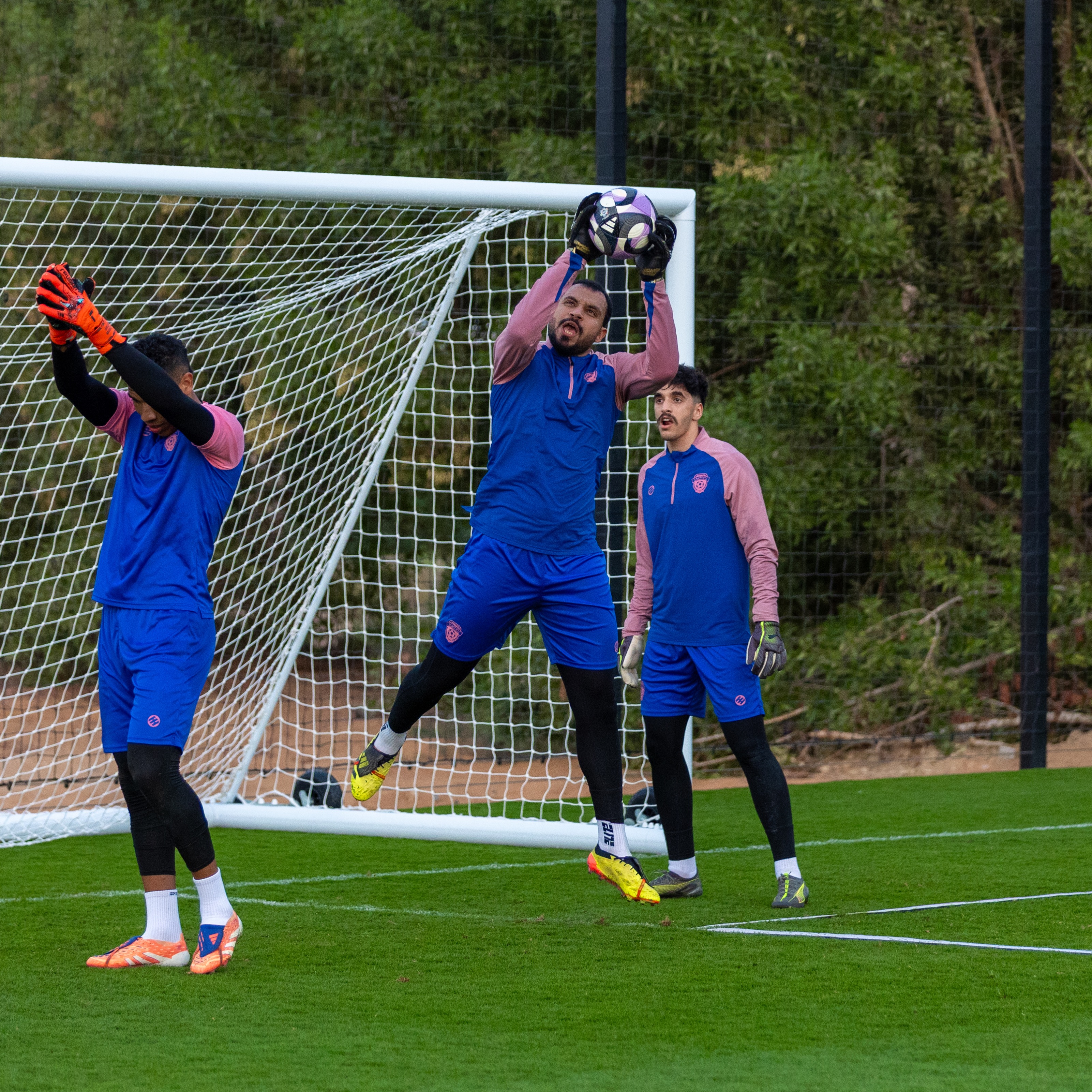 الفيحاء يواصل برنامجه الإعدادي في معسكر العين بحصتين تدريبيتين