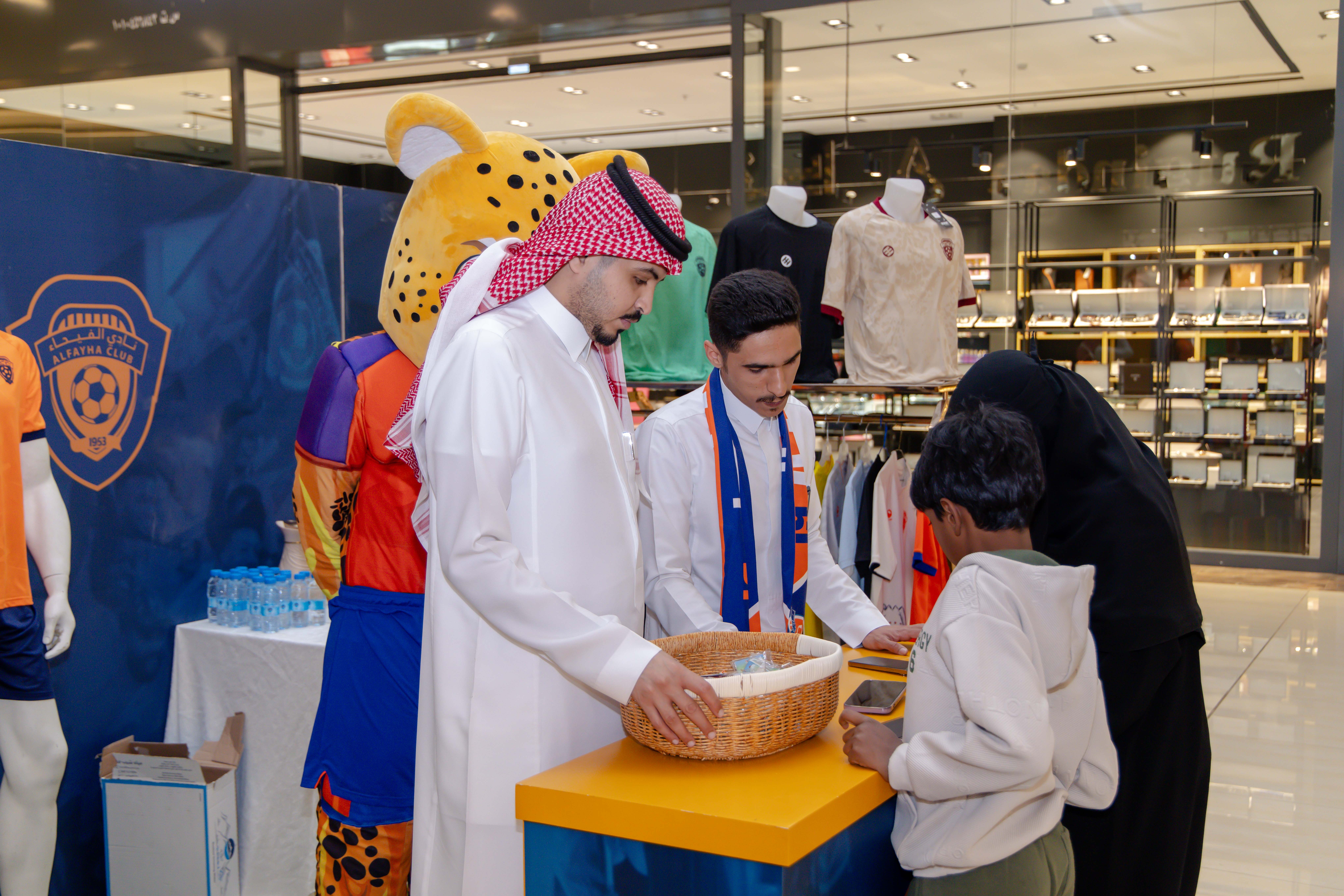الفيحاء يواصل إقامة الركن الخاص في كرم مول لتوزيع تذاكر مباراة الفيحاء و الأخدود