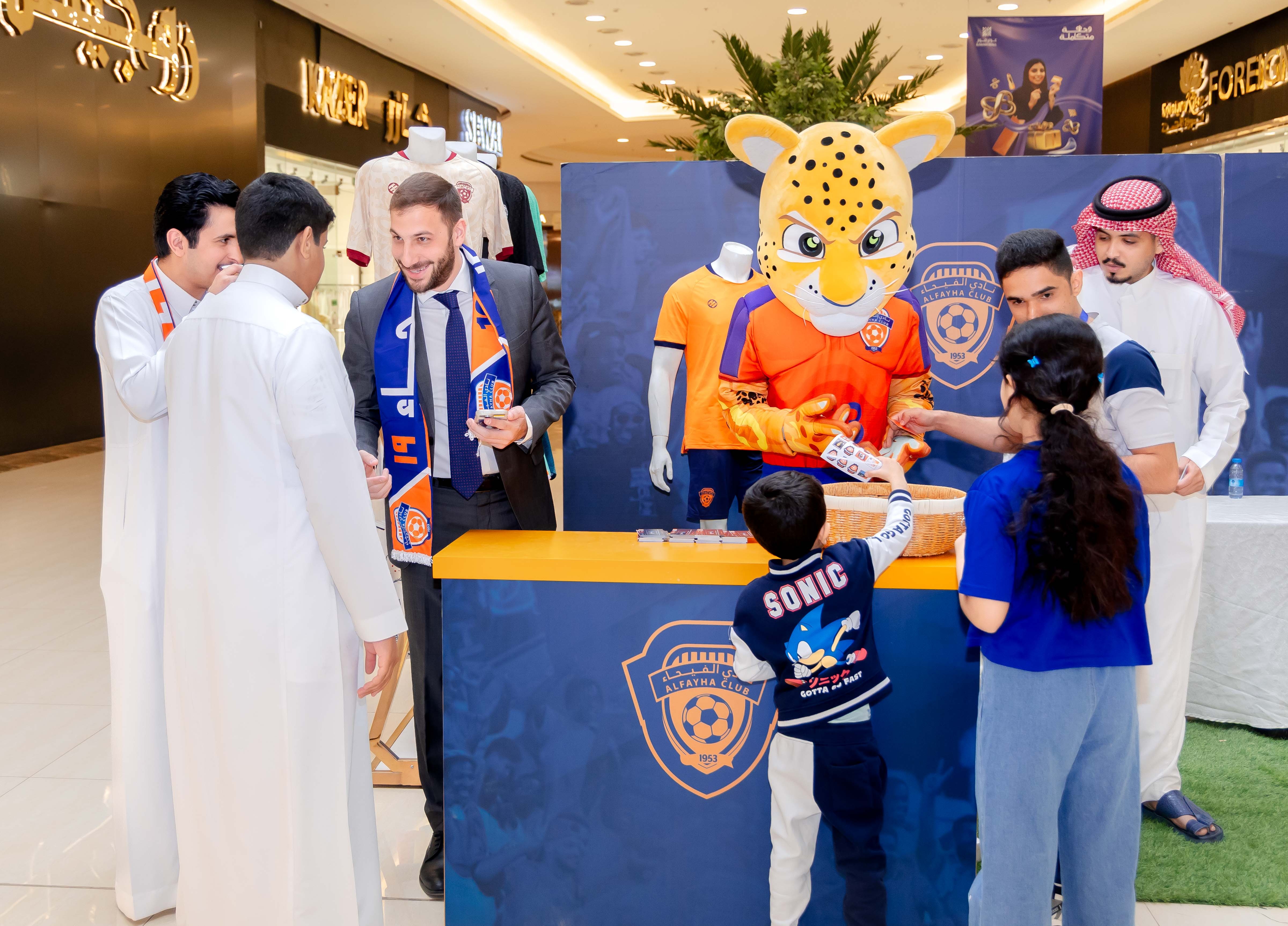 الفيحاء يقيم ركن خاص في كرم مول لتوزيع تذاكر مباراة الفيحاء و الاخدود